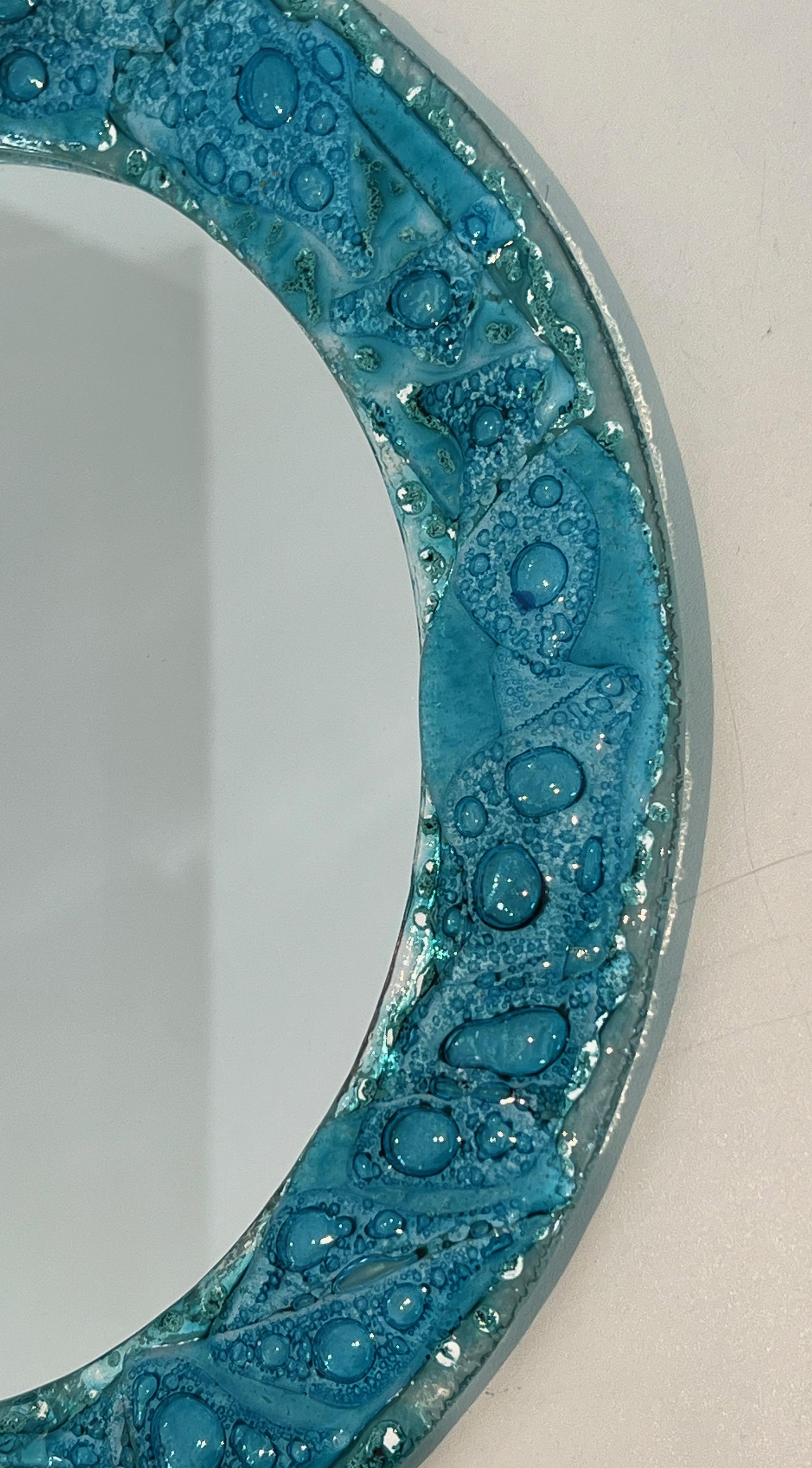 Miroir rond en verre bleuté. Travail français. Circa 1970 en vente 1
