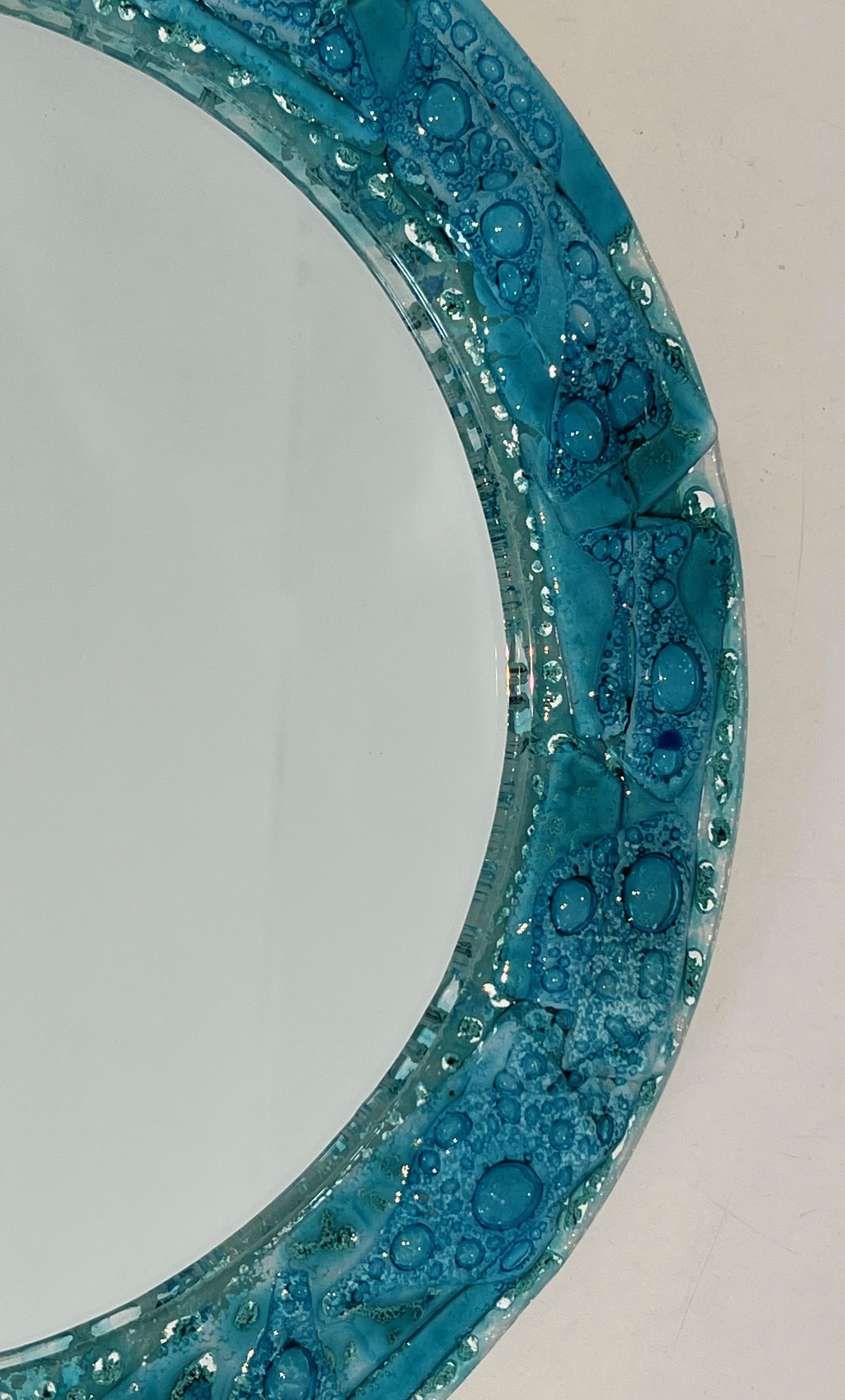 Miroir rond en verre bleuté. Travail français. Circa 1970 en vente 2