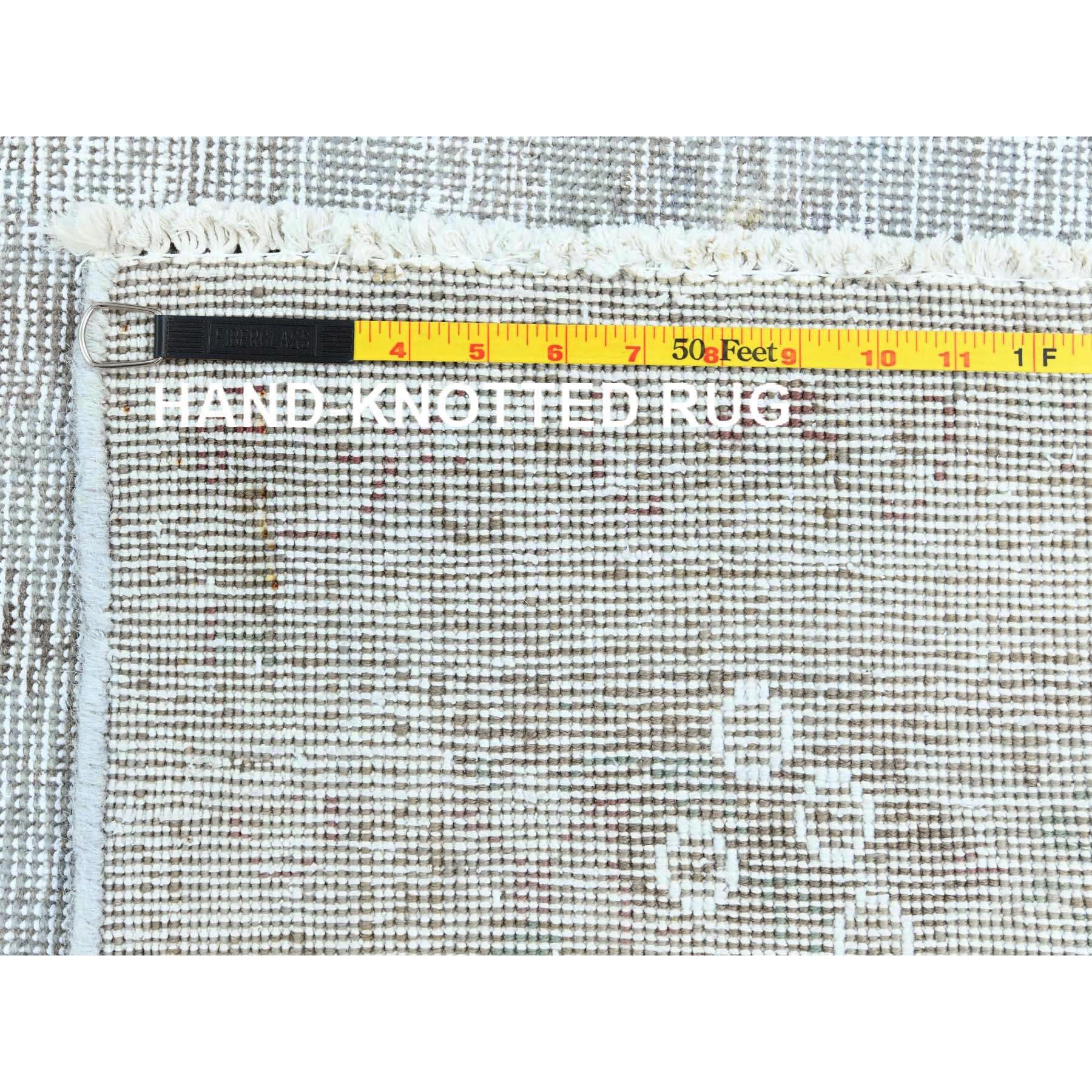 Handgeknüpfter persischer Täbris-Teppich aus Wolle im Used-Look in Hellgrau und Grau, Vintage im Angebot 6