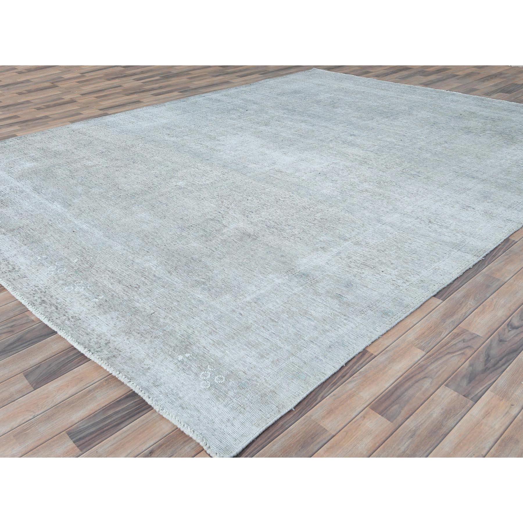 Handgeknüpfter persischer Täbris-Teppich aus Wolle im Used-Look in Hellgrau und Grau, Vintage (Persisch) im Angebot