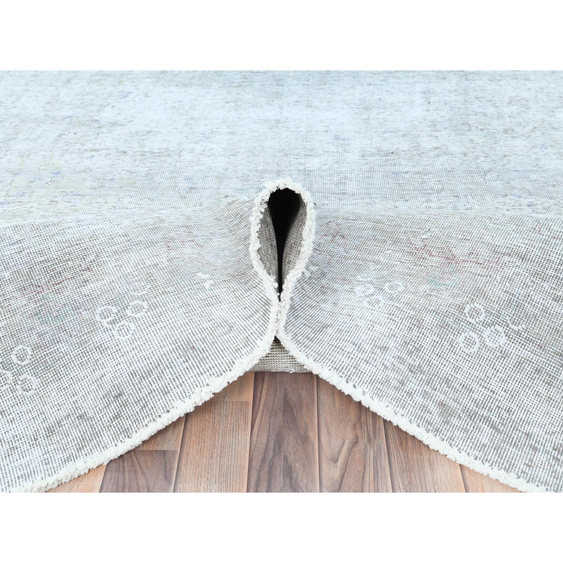 Handgeknüpfter persischer Täbris-Teppich aus Wolle im Used-Look in Hellgrau und Grau, Vintage (Mitte des 20. Jahrhunderts) im Angebot