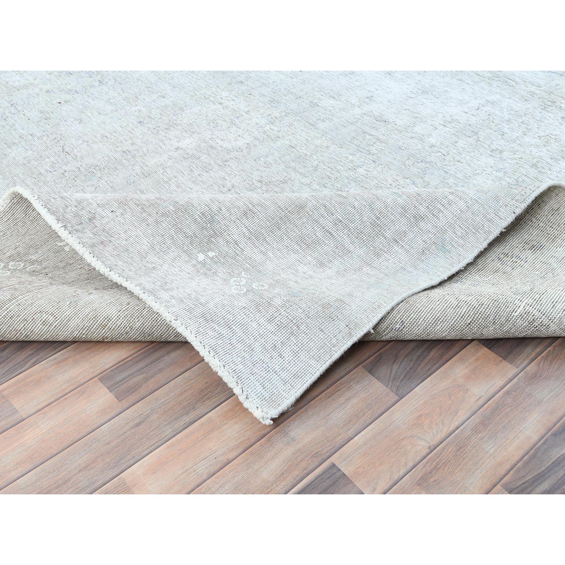 Handgeknüpfter persischer Täbris-Teppich aus Wolle im Used-Look in Hellgrau und Grau, Vintage im Angebot 1