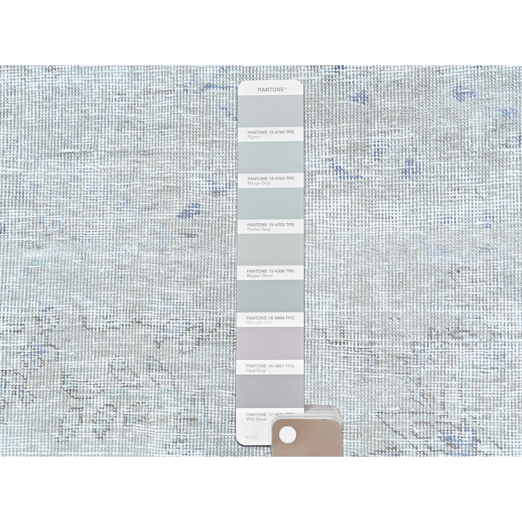 Handgeknüpfter persischer Täbris-Teppich aus Wolle im Used-Look in Hellgrau und Grau, Vintage im Angebot 2