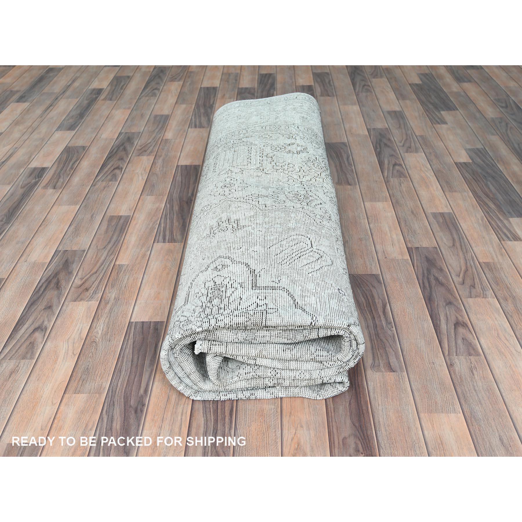 Handgeknüpfter persischer Täbris-Teppich aus Wolle in Hellgrau und Rustikaler Ausstrahlung, Vintage im Angebot 4