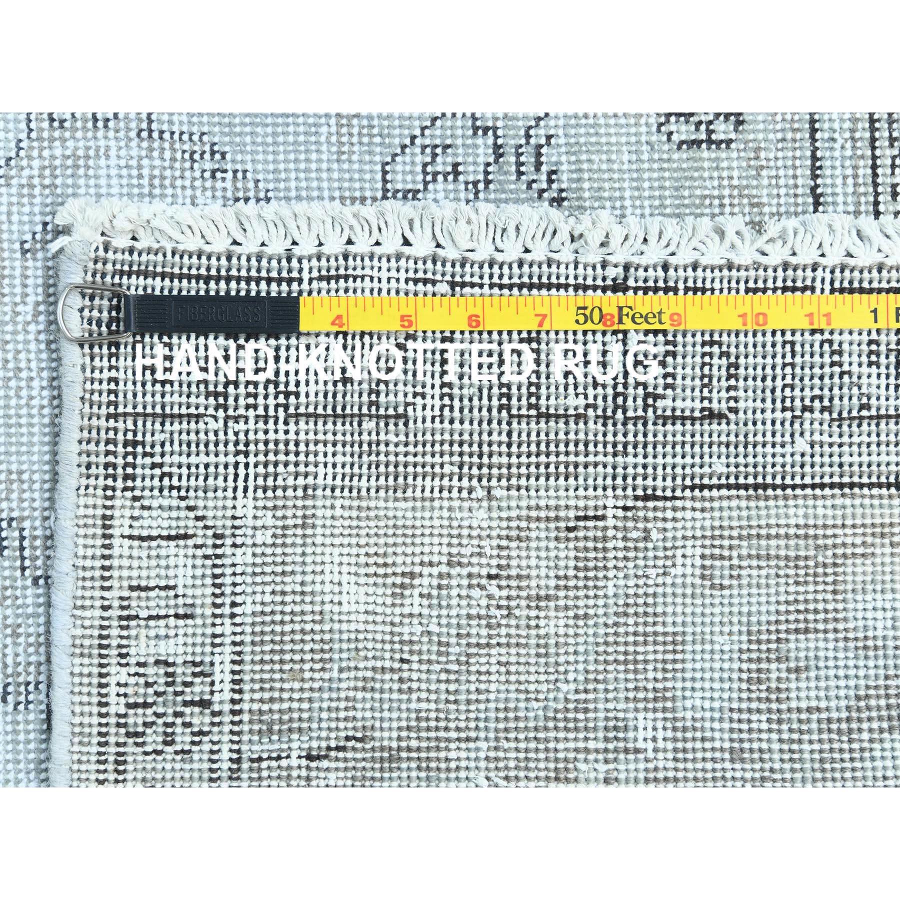 Handgeknüpfter persischer Täbris-Teppich aus Wolle in Hellgrau und Rustikaler Ausstrahlung, Vintage im Angebot 6