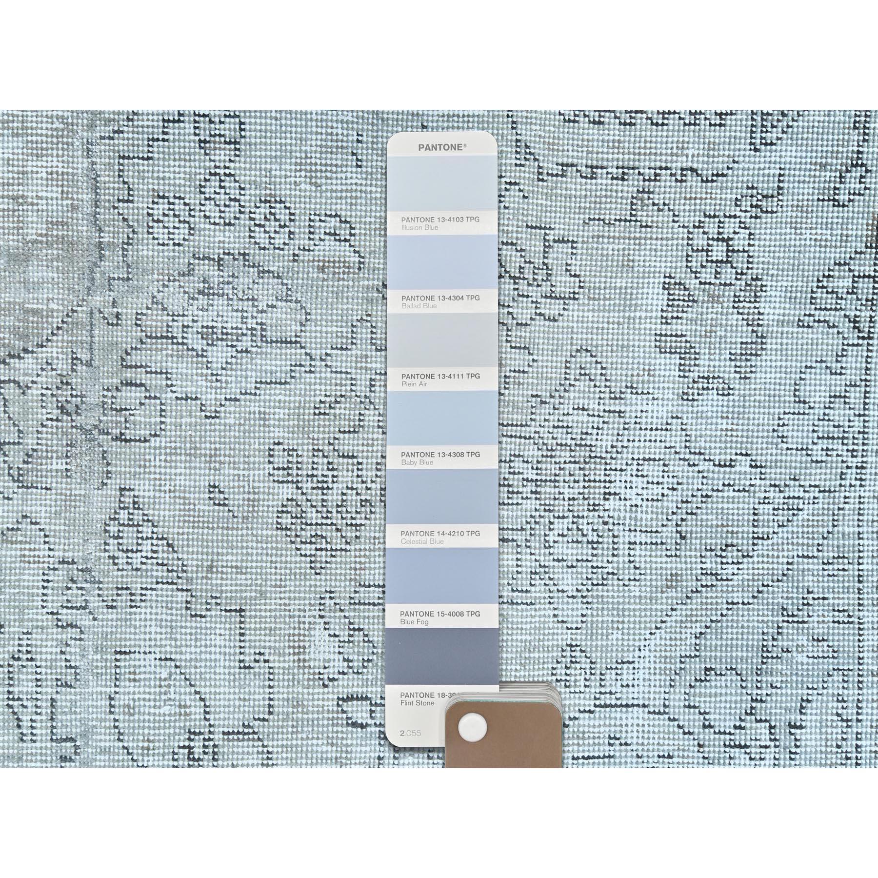 Handgeknüpfter persischer Täbris-Teppich aus Wolle in Hellgrau und Rustikaler Ausstrahlung, Vintage im Angebot 2
