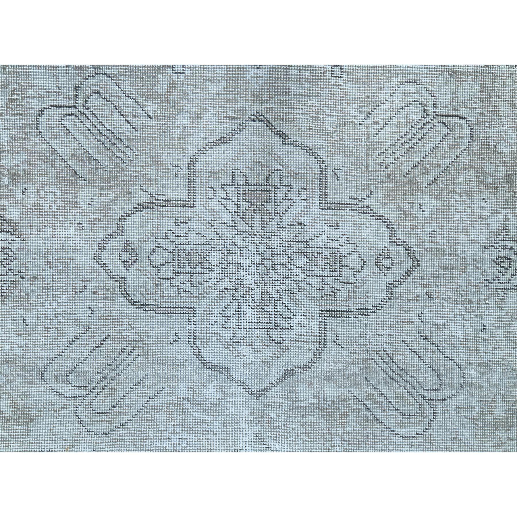 Handgeknüpfter persischer Täbris-Teppich aus Wolle in Hellgrau und Rustikaler Ausstrahlung, Vintage im Angebot 3