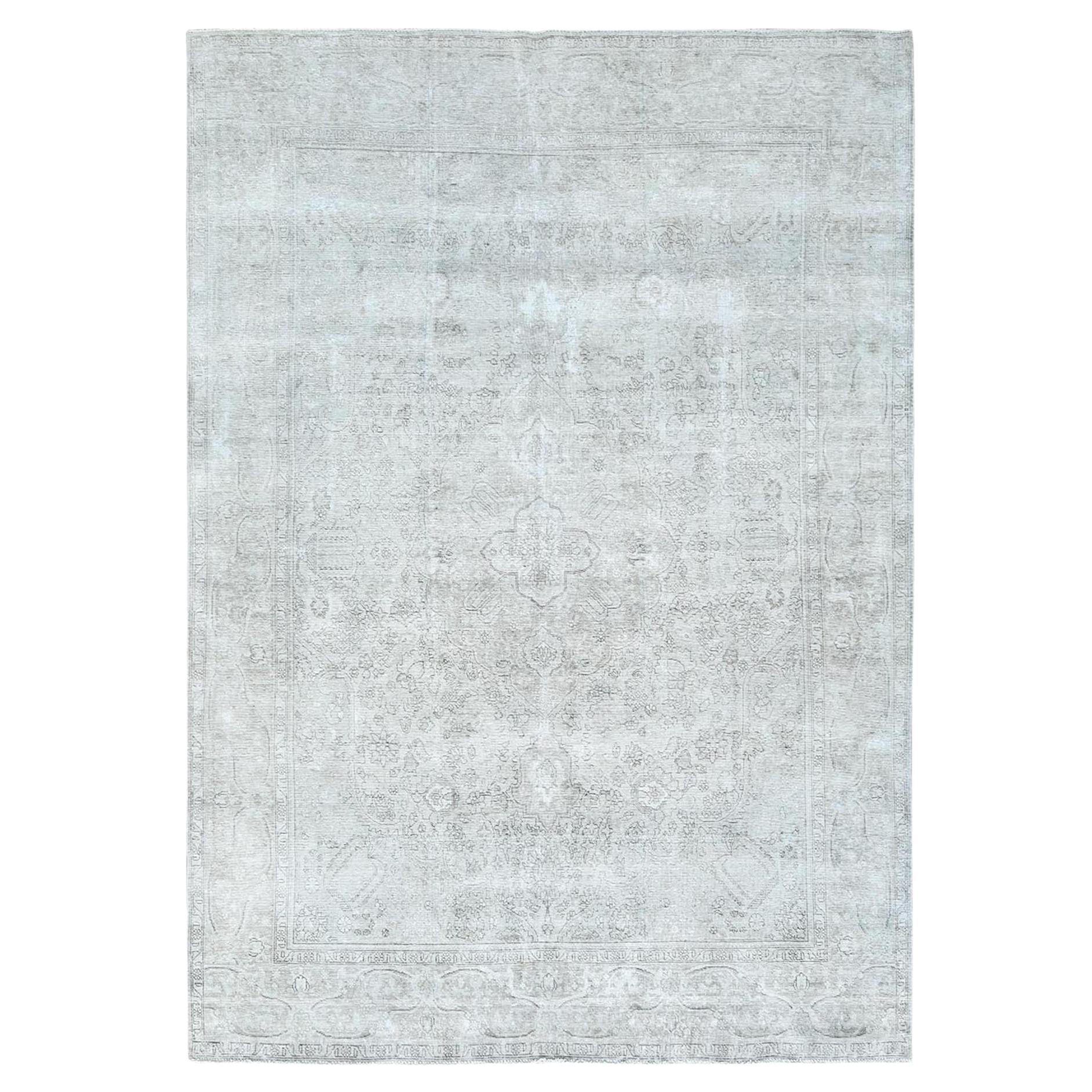 Handgeknüpfter persischer Täbris-Teppich aus Wolle in Hellgrau und Rustikaler Ausstrahlung, Vintage im Angebot