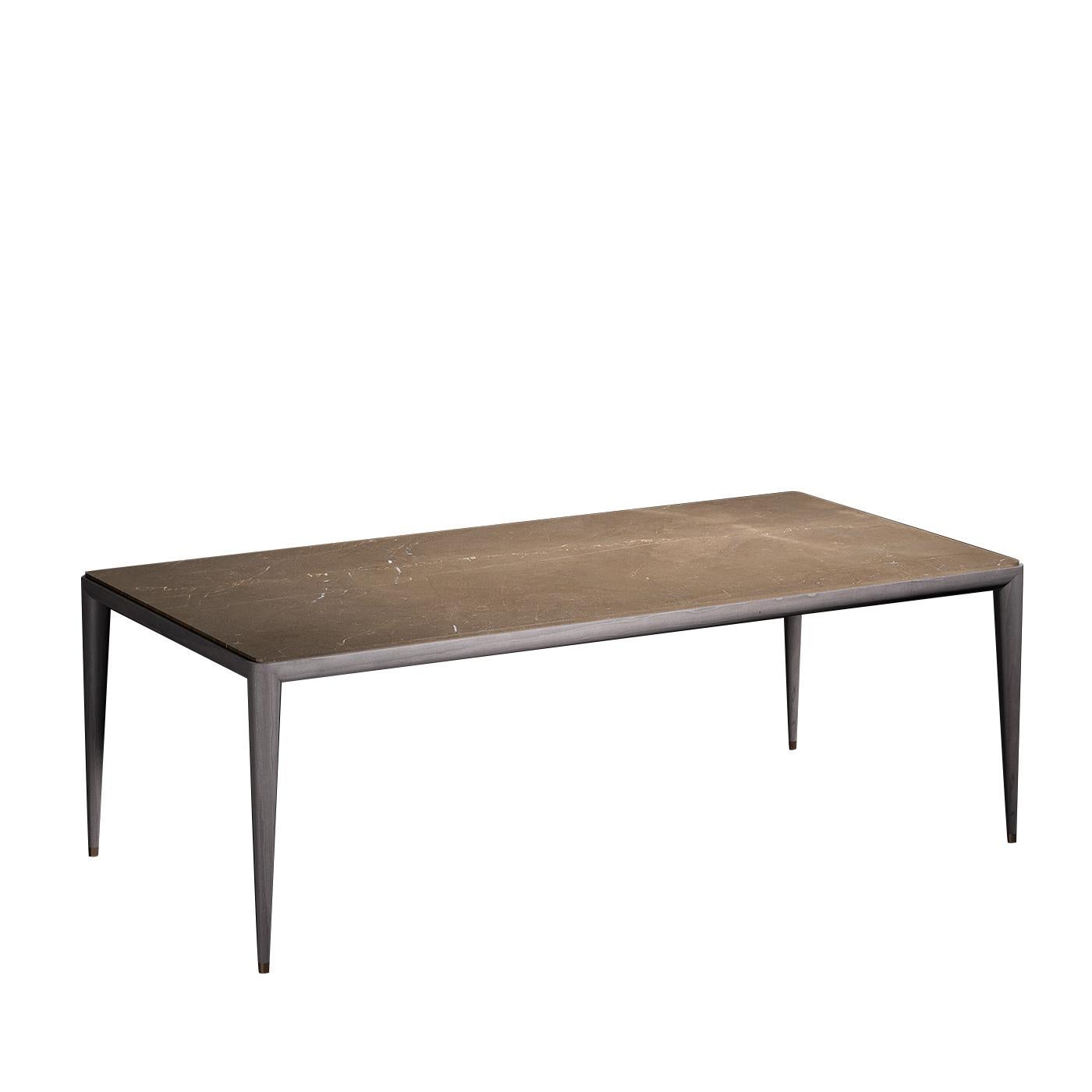 Cette table rectangulaire exquise fait partie de la collection Bluemoon, inspirée par les formes audacieuses des meubles Bauhaus. S'écoulant du plateau en marbre brun chaud aux pieds gris en bois massif avec des férules en finition laiton, les