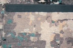 Blauer und grauer Teppich im abstrakten Design