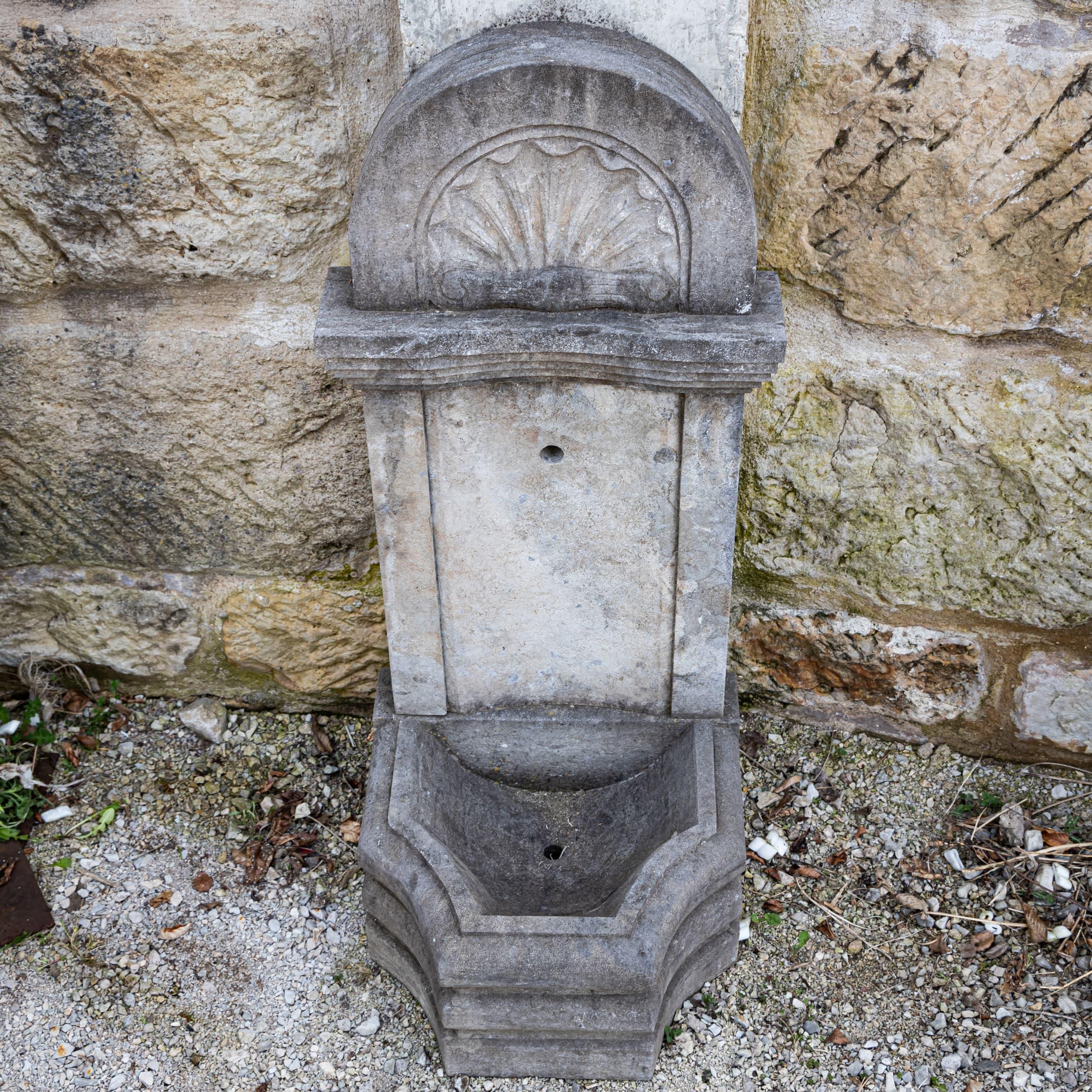 Bluestone Wall fountain in Renaissance Style, 21st Century In Good Condition For Sale In Greding, DE