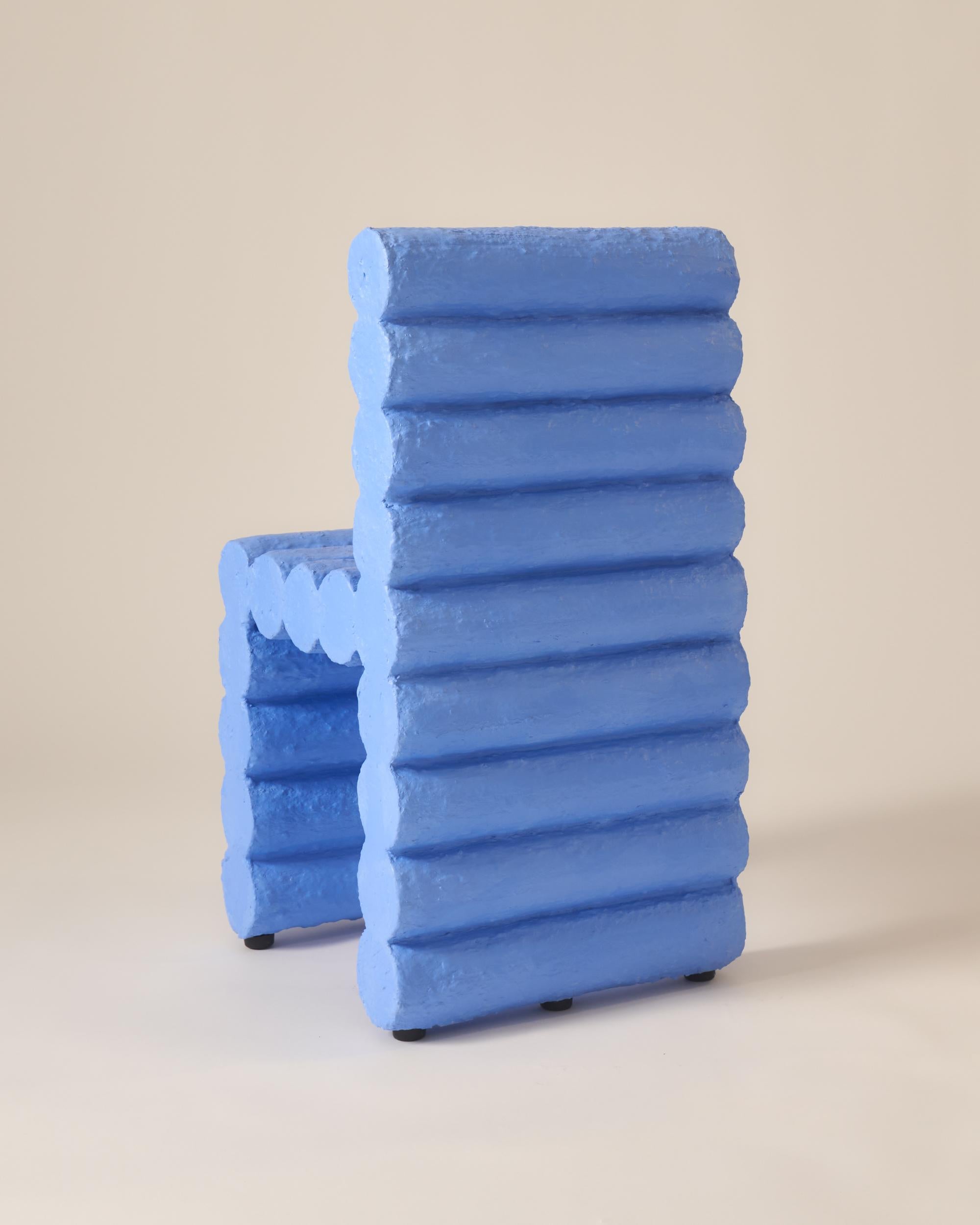 Plus lumineux qu'un bol de myrtilles en été.

La chaise Bluette de Hannah Bigeleisen est à la fois sculpturale et fonctionnelle, parfaite pour l'intérieur comme pour l'extérieur. Avec ses formes rythmées et empilées et sa couleur cobalt vibrante, la