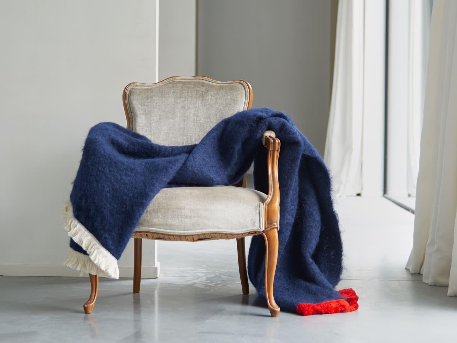 Bluff, a classic navy throw blanket made of the finest New Zealand mohair. Characterized with a red and cream fringe border completely embroidered by hand. This throw can instantly lift your interior.
The colors can be customized on