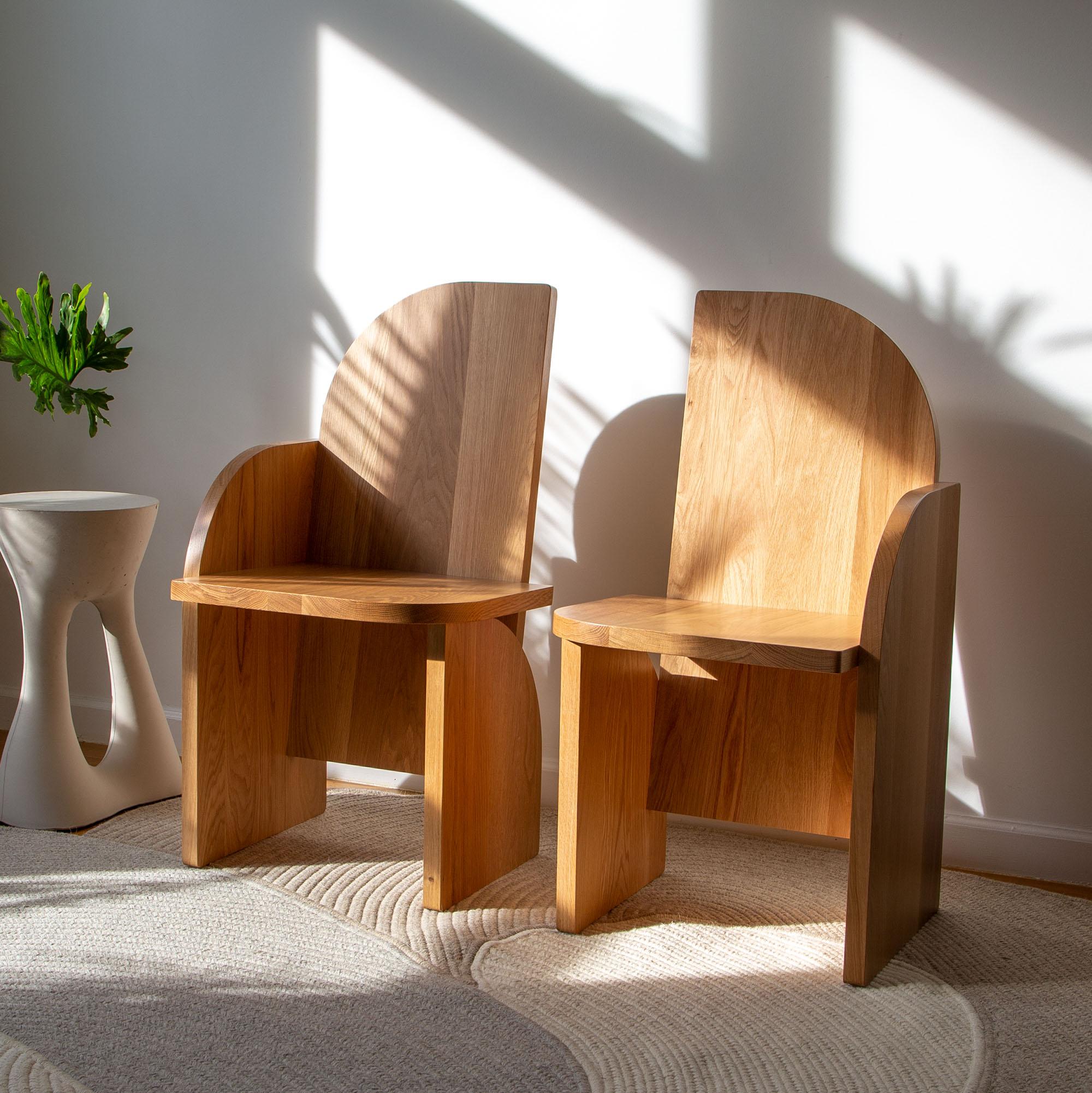 Moderne Chaise d'appoint Bluff à droite, chaise d'appoint sculpturale en bois, chêne blanc américain en vente