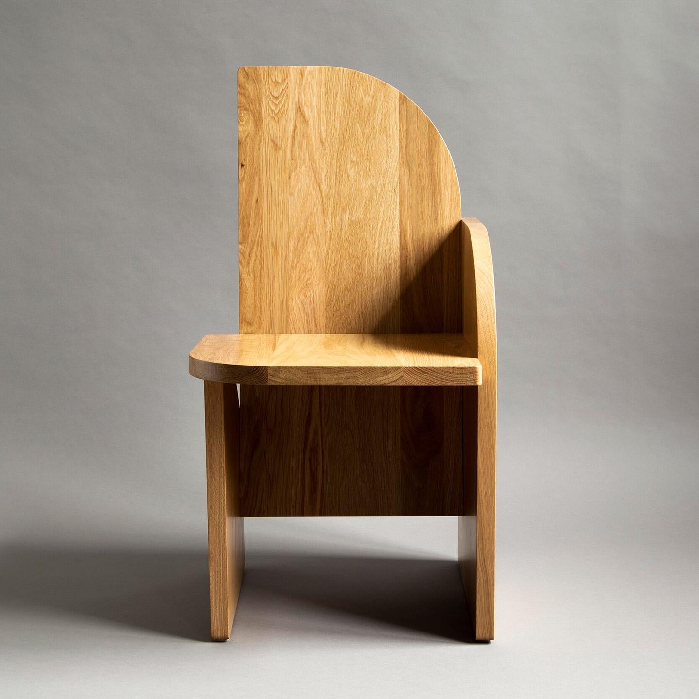 Bois Chaise d'appoint Bluff à droite, chaise d'appoint sculpturale en bois, chêne blanc américain en vente