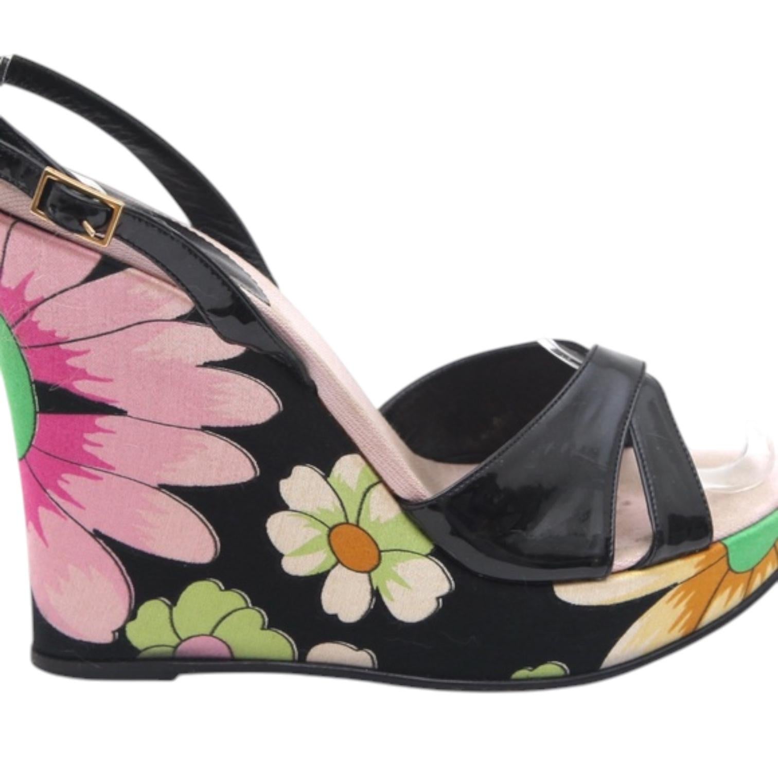BLUGIRL SCHWARZE PLATEAU-KEILSANDALE AUS LACK MIT BLUMENMUSTER

Einzelheiten:
- Schwarzer Lackriemen über dem Vorderblatt und verstellbarem Slingback.
- Plateaukeil mit Blumenmuster aus Textil.

Größe: 38

Abmessungen (ca.):
- Einlegesohle