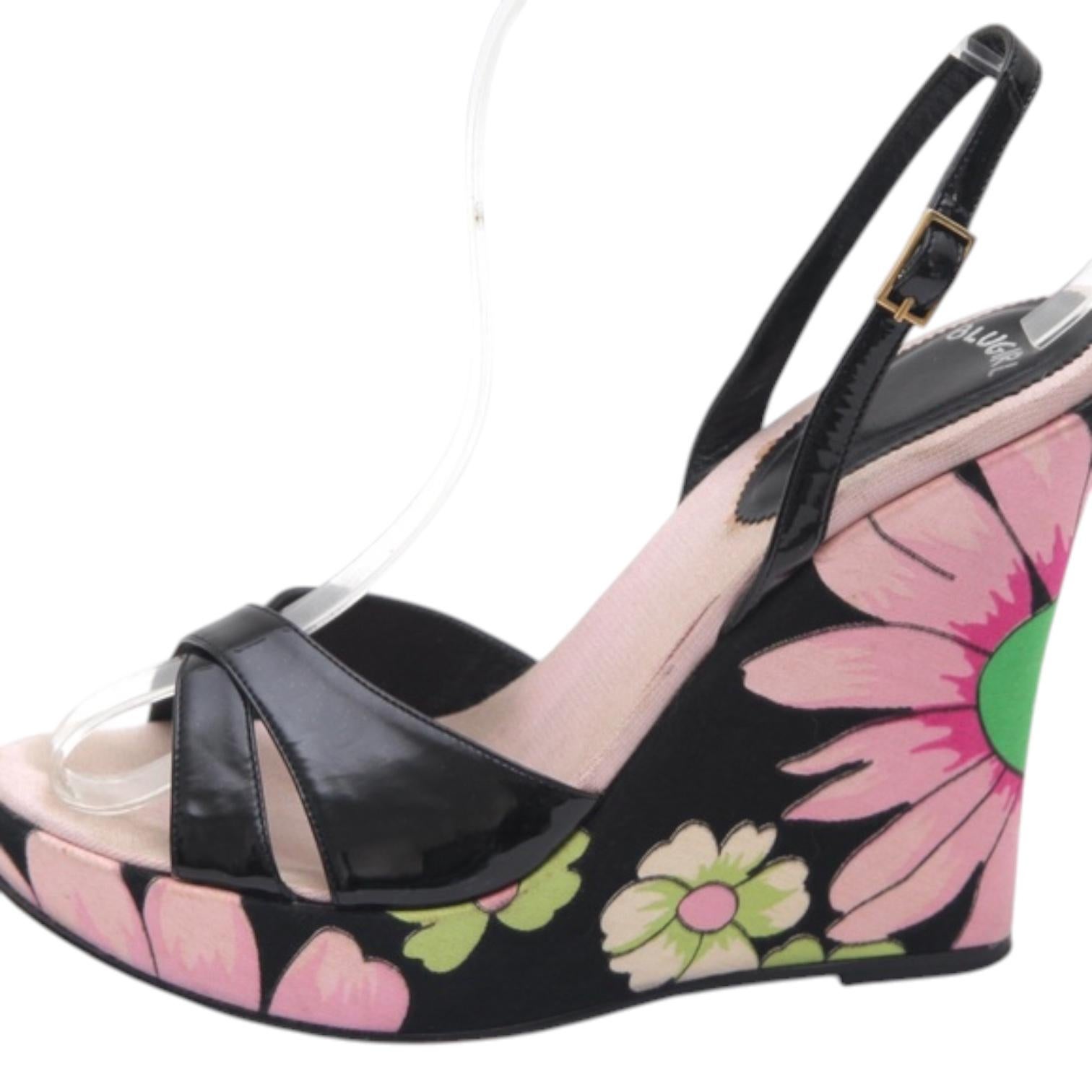 BLUGIRL Keil Plateausandalen aus schwarzem Lackleder mit Blumenmuster 3 Rosa Gr. 38 im Zustand „Relativ gut“ im Angebot in Hollywood, FL