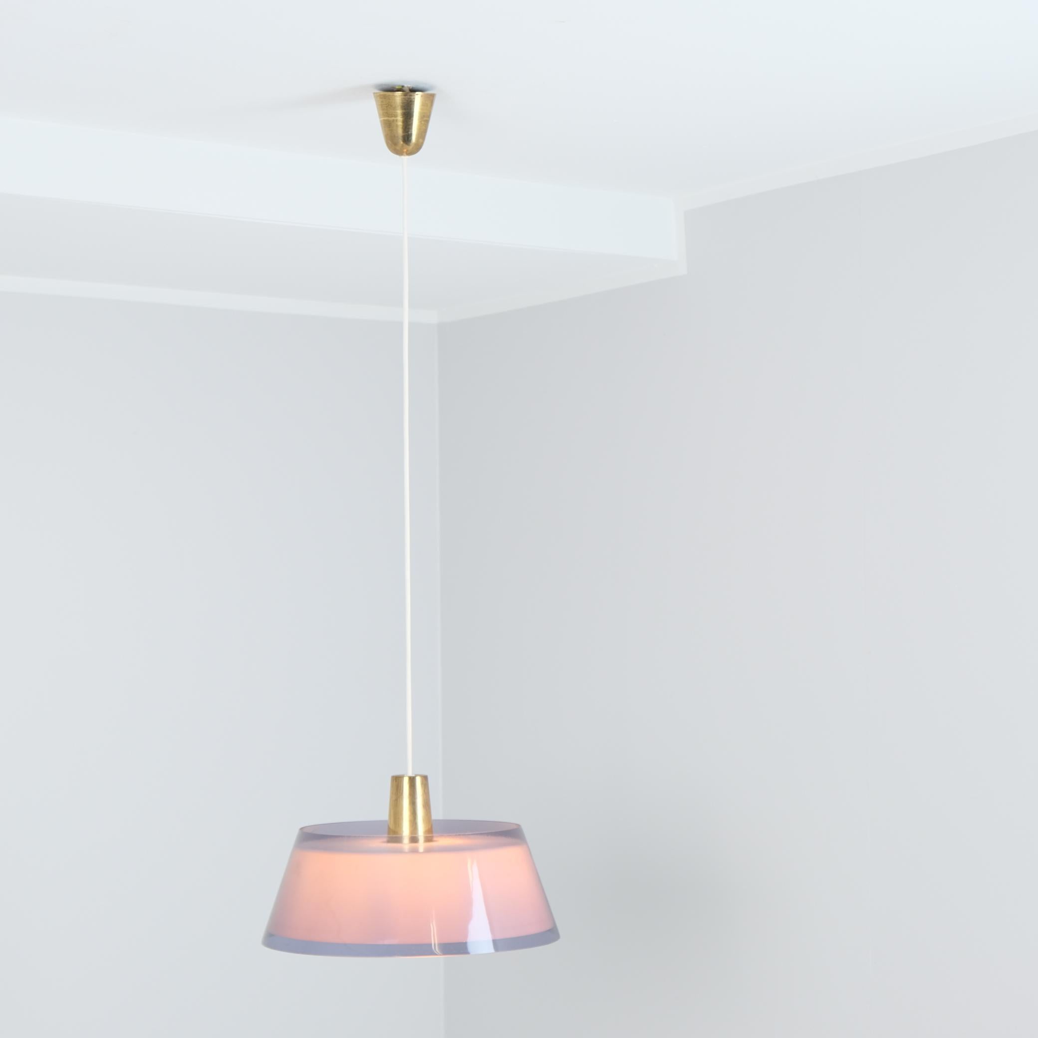 Yki Nummi Pendentif en perspex et laiton gris bleuté, Modèle 64-401, Orno 1950s en vente 3
