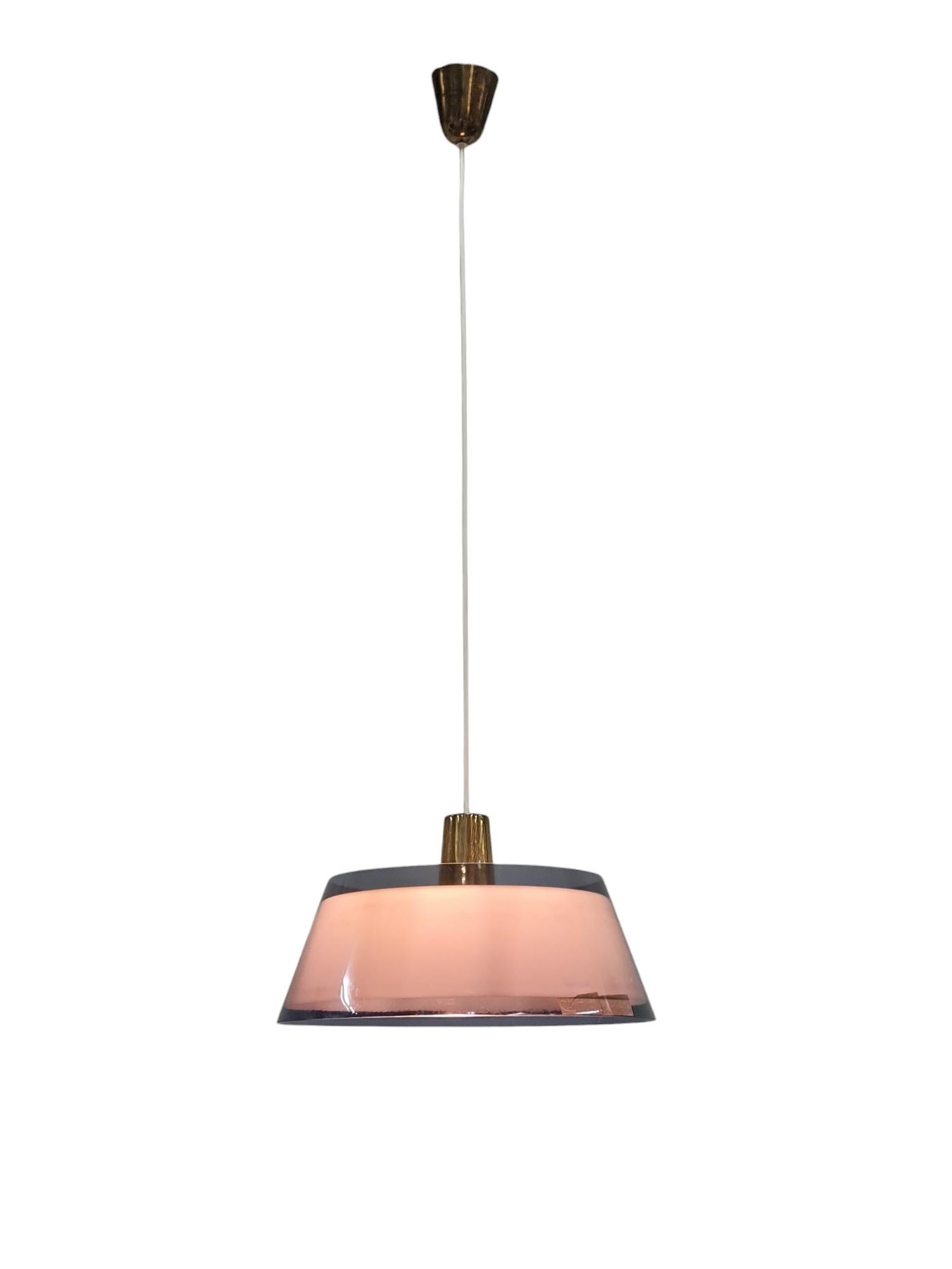 Yki Nummi Pendentif en perspex et laiton gris bleuté, Modèle 64-401, Orno 1950s en vente 3