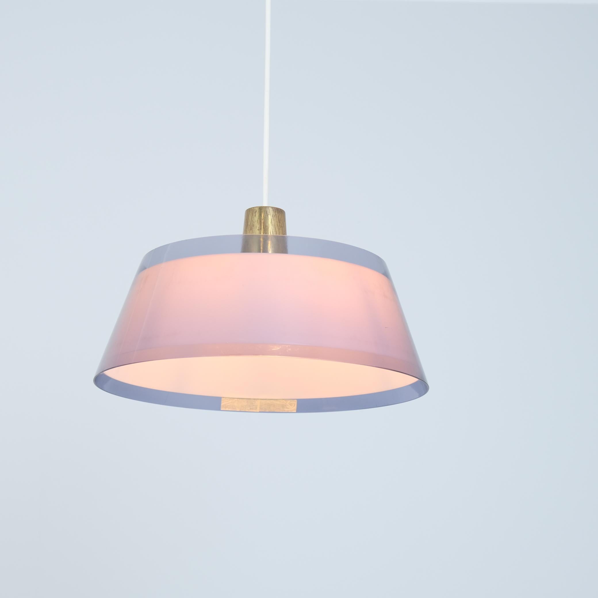 Yki Nummi Pendentif en perspex et laiton gris bleuté, Modèle 64-401, Orno 1950s en vente 4