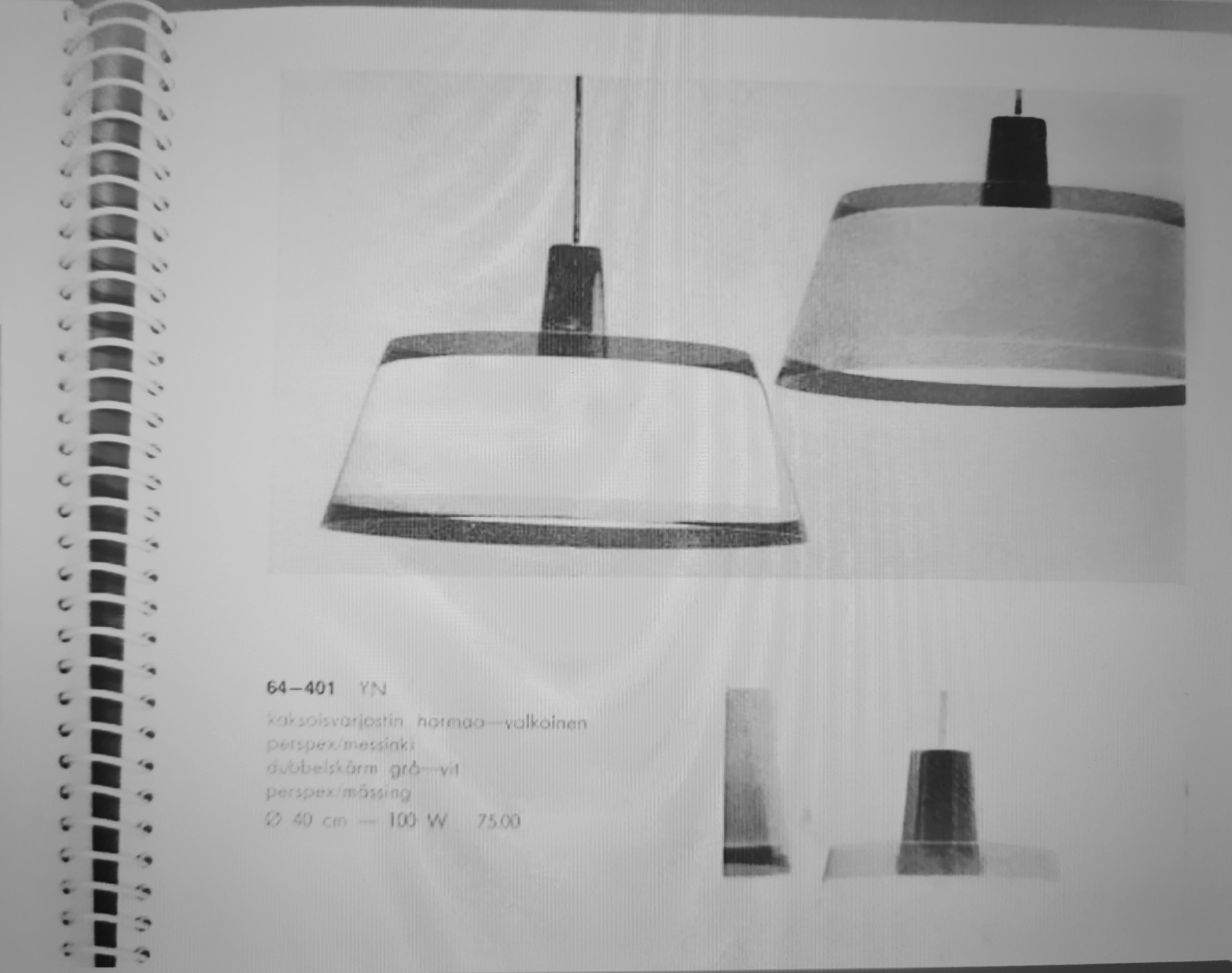Magnifique pendentif modèle 64-401 du designer finlandais Yki Nummi fabriqué par Orno pour Stock-Orno. Cette lampe moderniste présente deux abat-jours en plexiglas superposés et suspendus par la Corde et reliés par des pièces en laiton. Les