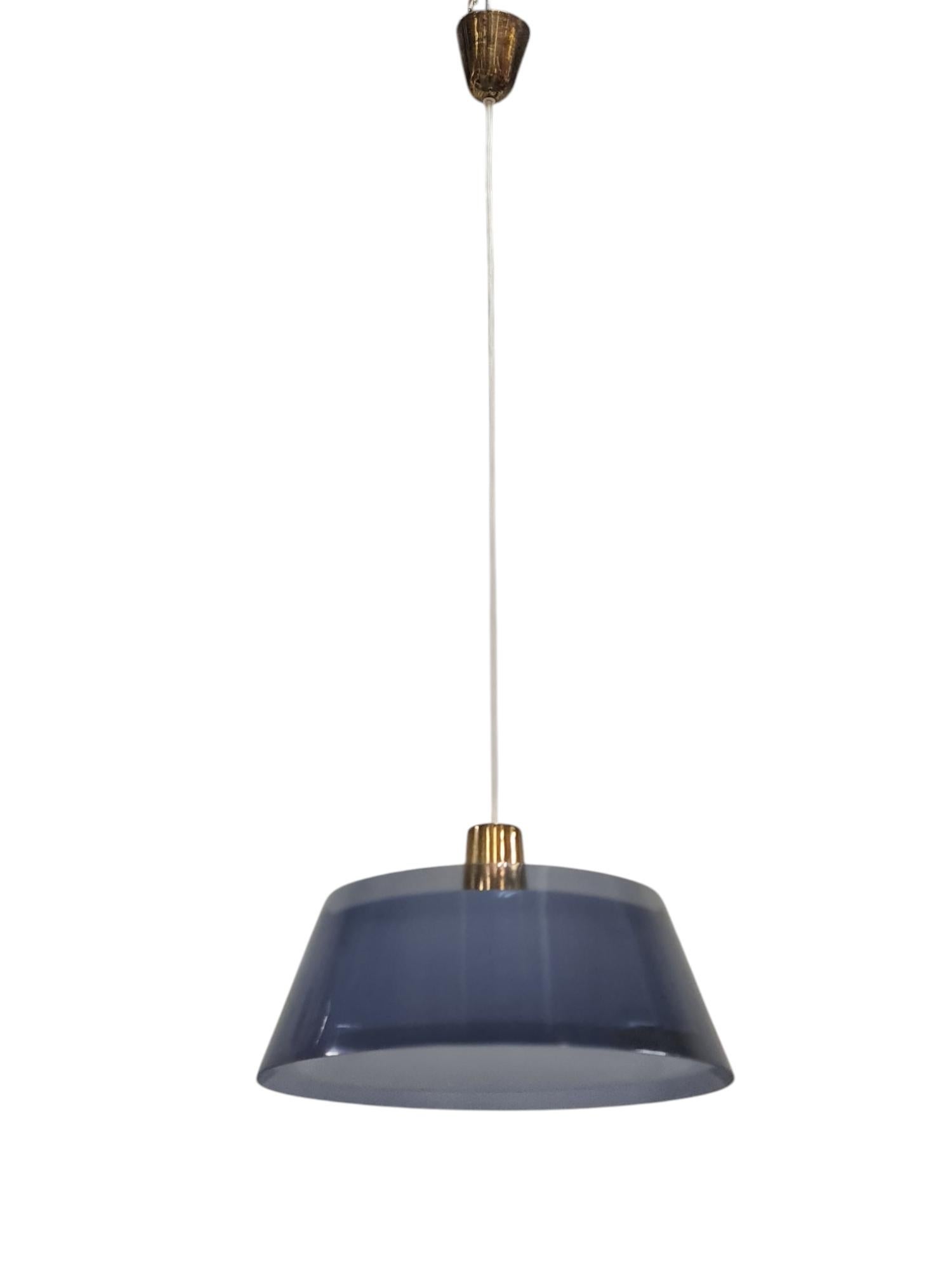 Mid-Century Modern Yki Nummi Pendentif en perspex et laiton gris bleuté, Modèle 64-401, Orno 1950s en vente