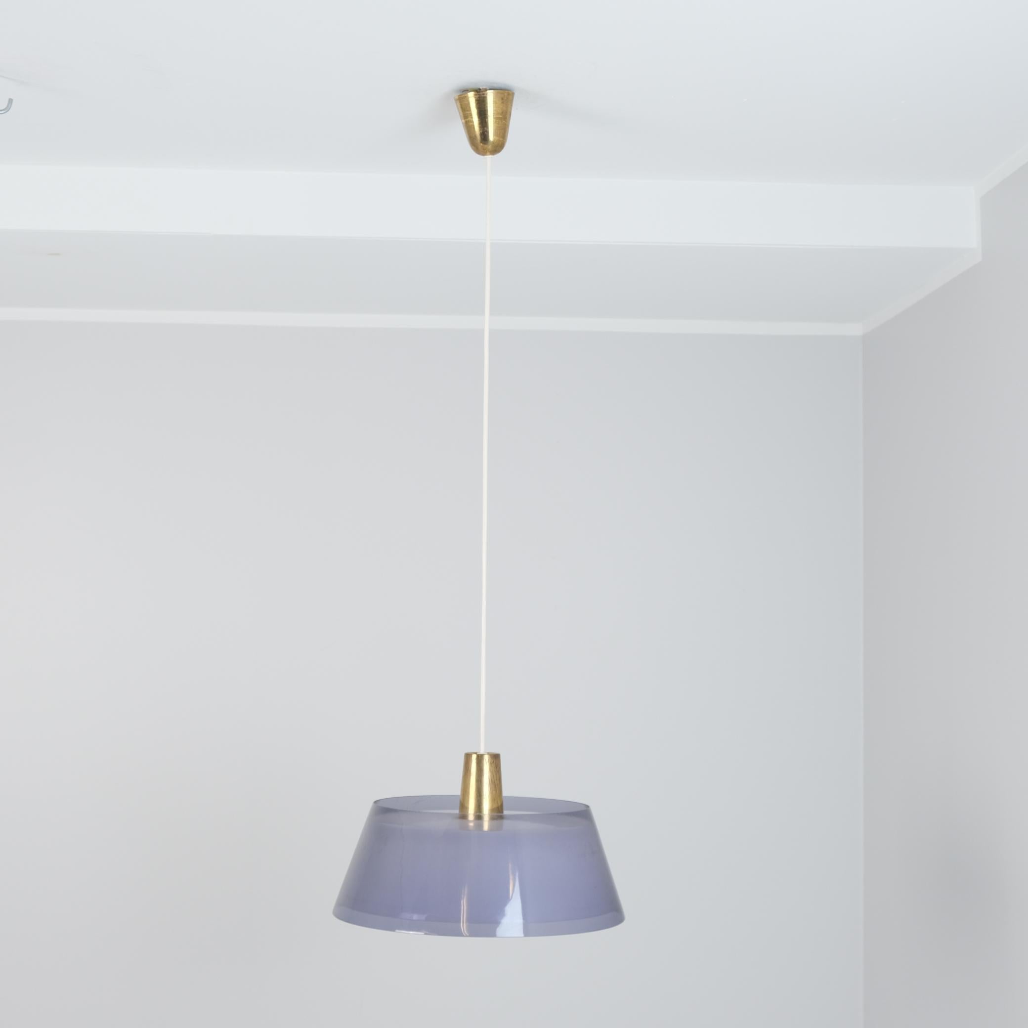 Mid-Century Modern Yki Nummi Pendentif en perspex et laiton gris bleuté, Modèle 64-401, Orno 1950s en vente