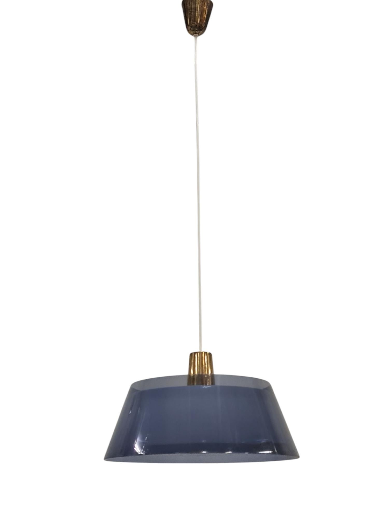 Finlandais Yki Nummi Pendentif en perspex et laiton gris bleuté, Modèle 64-401, Orno 1950s en vente