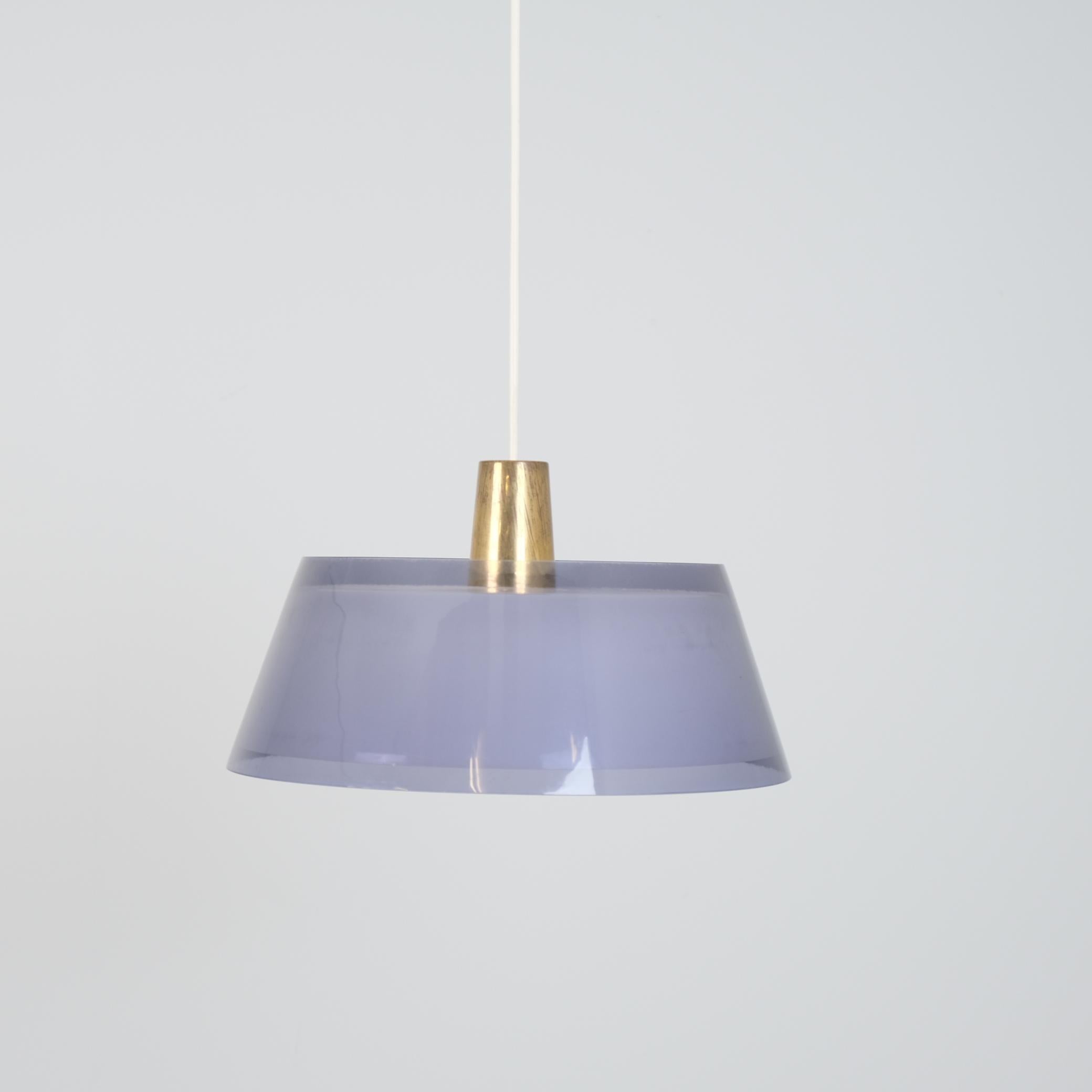 Finlandais Yki Nummi Pendentif en perspex et laiton gris bleuté, Modèle 64-401, Orno 1950s en vente