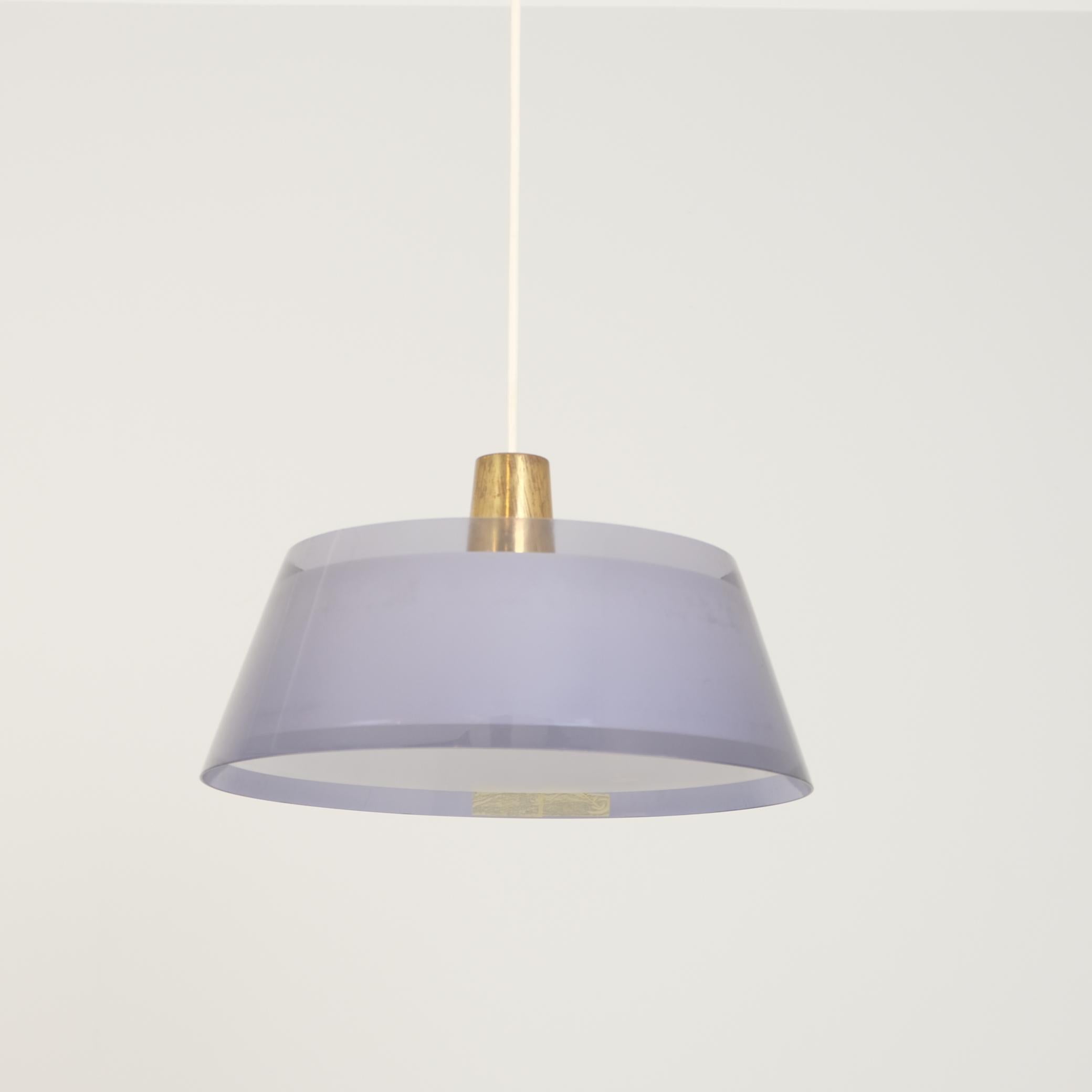 Yki Nummi Pendentif en perspex et laiton gris bleuté, Modèle 64-401, Orno 1950s Bon état - En vente à Helsinki, FI