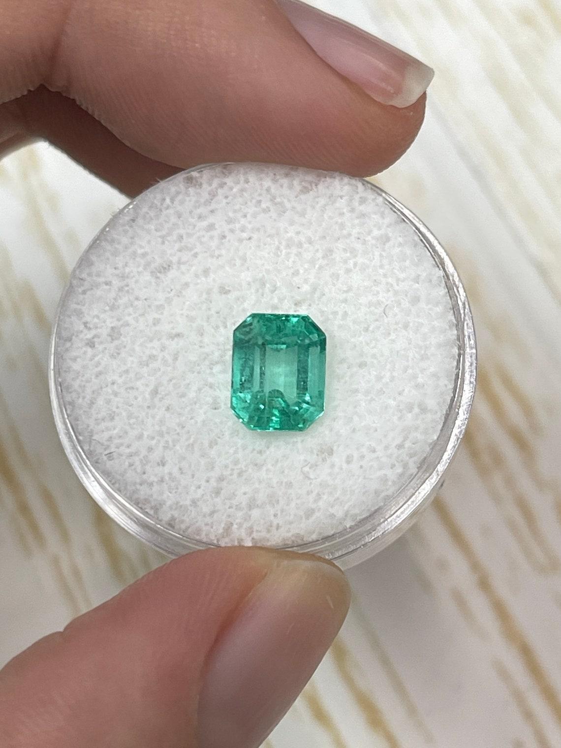 Piedra: Esmeralda
Peso: 1,91 quilates
Forma: Corte Esmeralda
Claridad: Transparente
Lustre: Muy bueno
Color: Verde azulado
Medidas: 7,95 mm x 6,36 mm x 5,22 mm
Origen geográfico: Colombia
Tratamiento: Natural, Engrasado

Observaciones: Debido a sus
