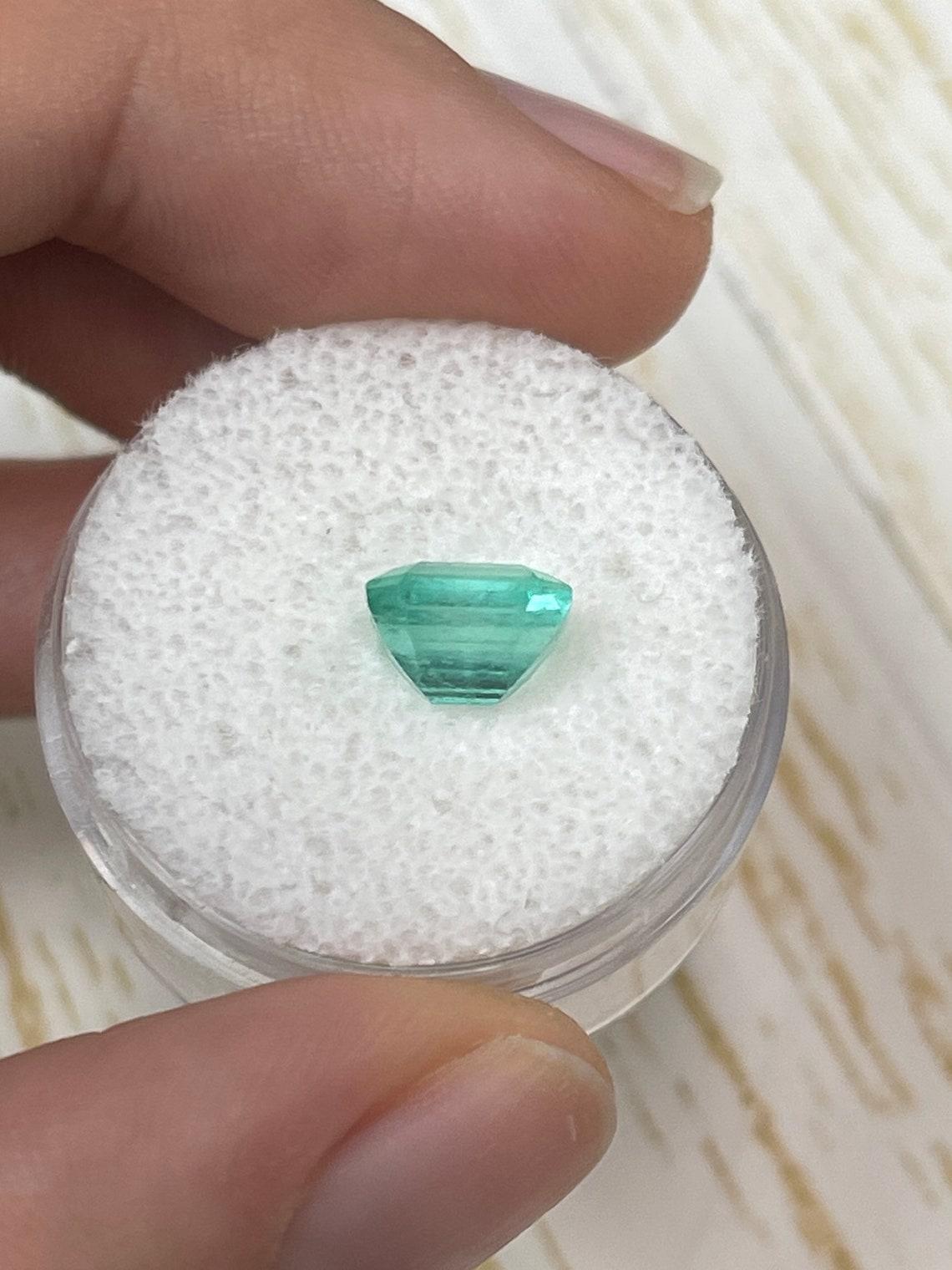 De las mujeres Esmeralda colombiana verde azulada de 1.91 quilates talla esmeralda - piedra de nacimiento de mayo en venta