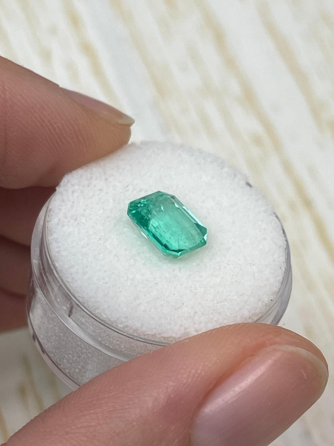 De las mujeres Esmeralda colombiana verde azulada de 2,17 quilates talla esmeralda - piedra de nacimiento de mayo en venta