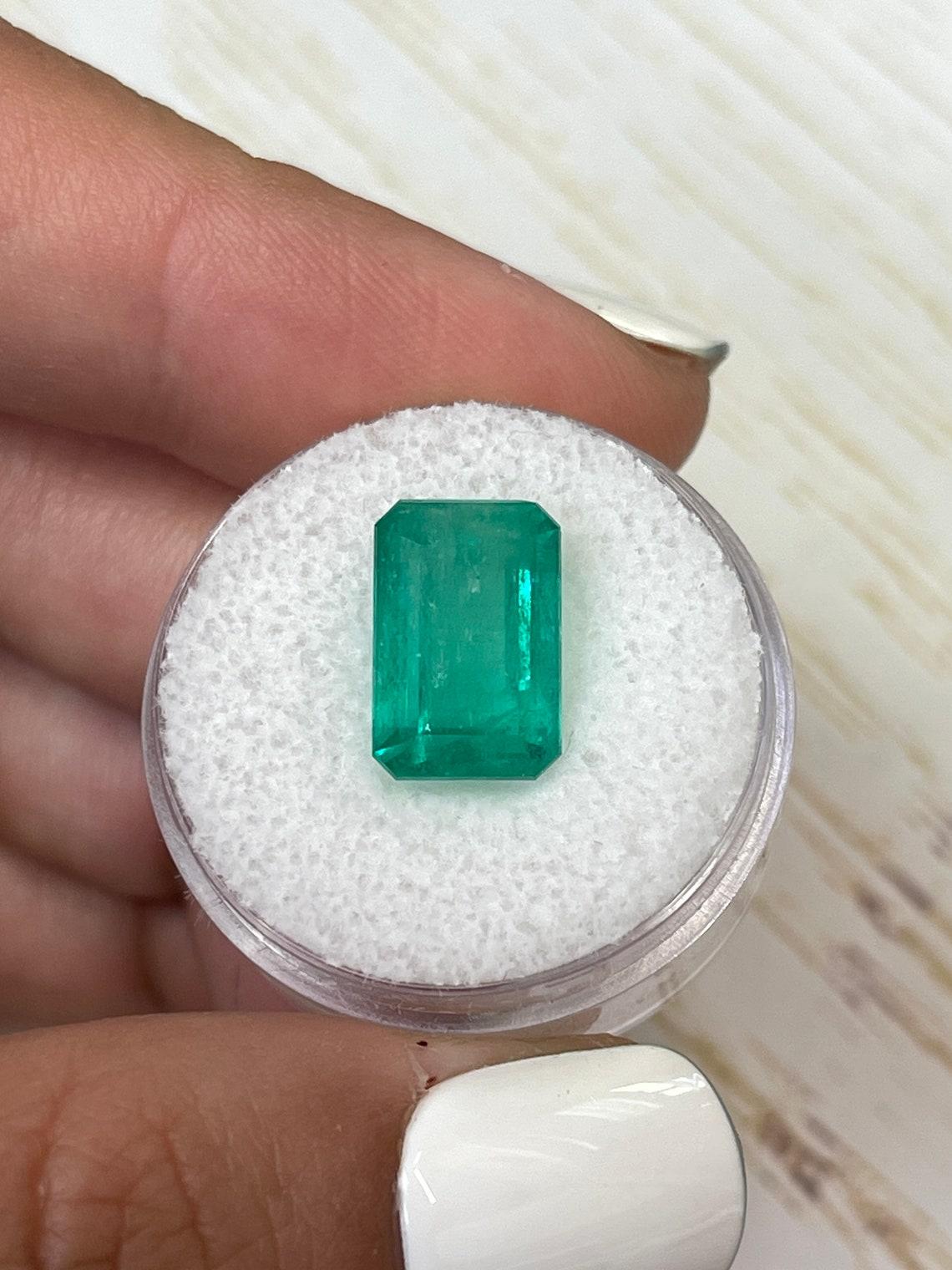 A. Stone: Smeraldo
Peso: 5,94 carati
Forma: Taglio smeraldo
Chiarezza: Trasparente
Lucentezza: Molto buono
Colore: verde bluastro medio
Misure: 12,51 mm x 8,46 mm x 6,82 mm
Origine geografica: Colombia
Trattamento: Naturale, oliatura

Commenti: A