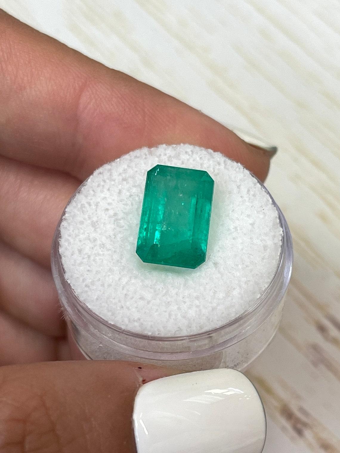 Moderno Gemma di smeraldo colombiano di 5,94 carati con taglio smeraldo - pietra di maggio in vendita