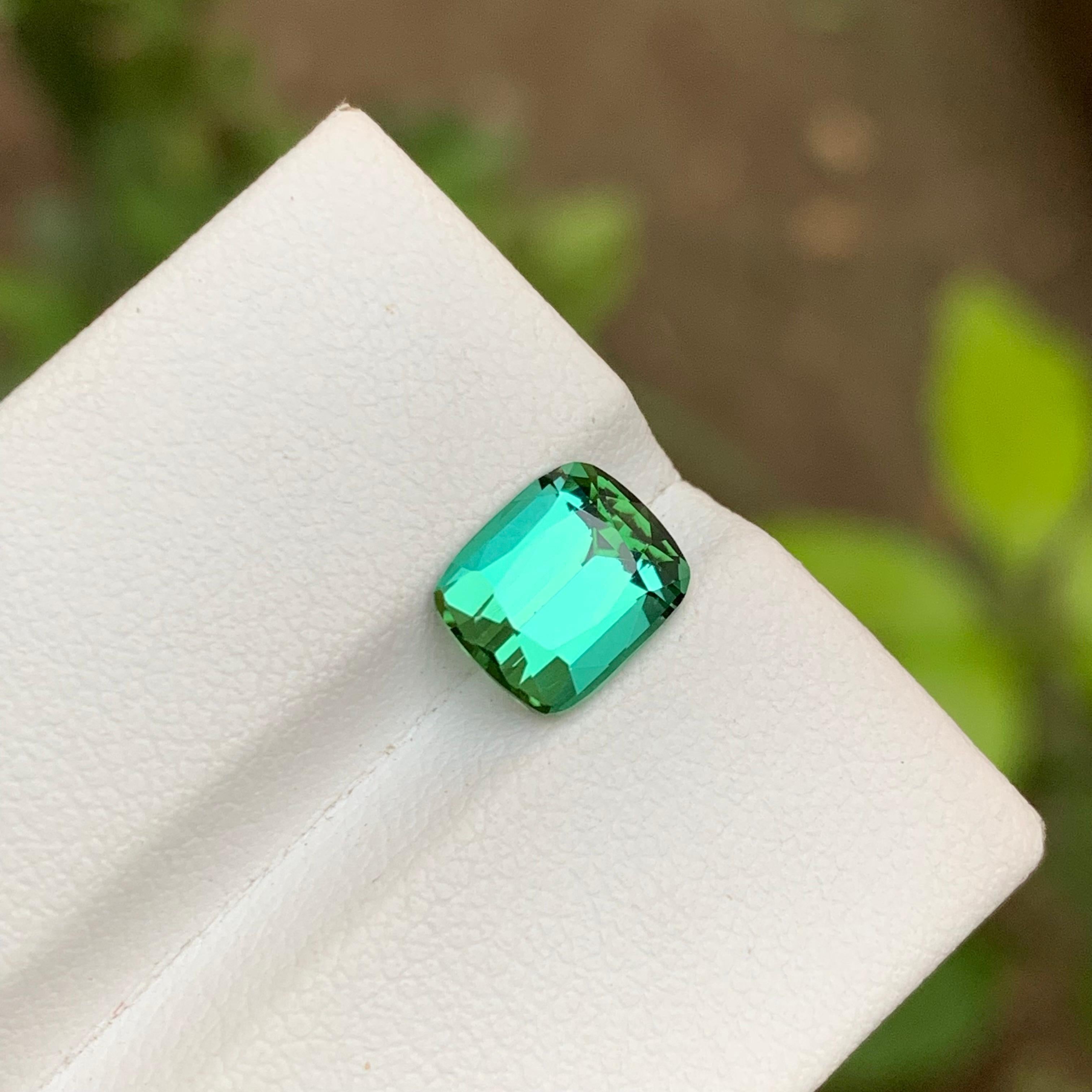 TYPE DE PIERRE GEMME : Tourmaline Naturelle 
PIÈCE(S) : 1
Poids : 2,25 carats
FORME : Coupe coussin
Taille (MM) : 8,14 x 6,86 x 5,01
COULEUR : Vert bleuté
CLARTÉ : Approx Eye Clean
TRAITEMENT : Aucun
ORIGINE : Afghanistan
CERTIFICAT : Sur