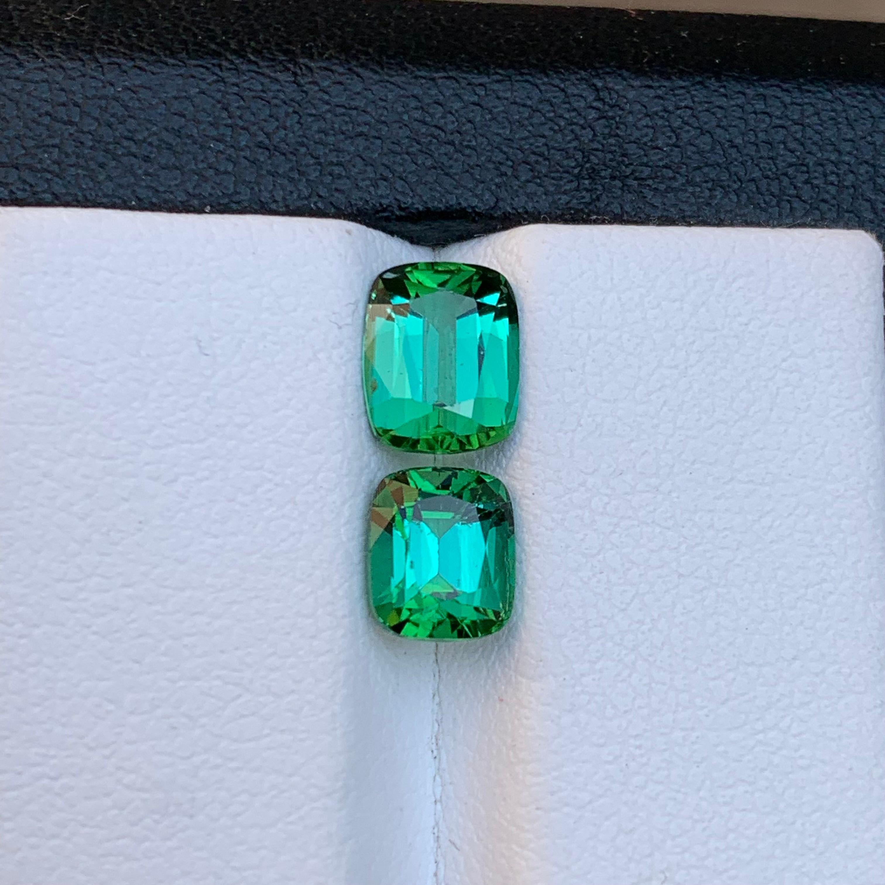 Contemporaneo Anello di tormalina naturale verde bluastro, orecchini gemme sciolte 3 CT taglio cuscino in vendita
