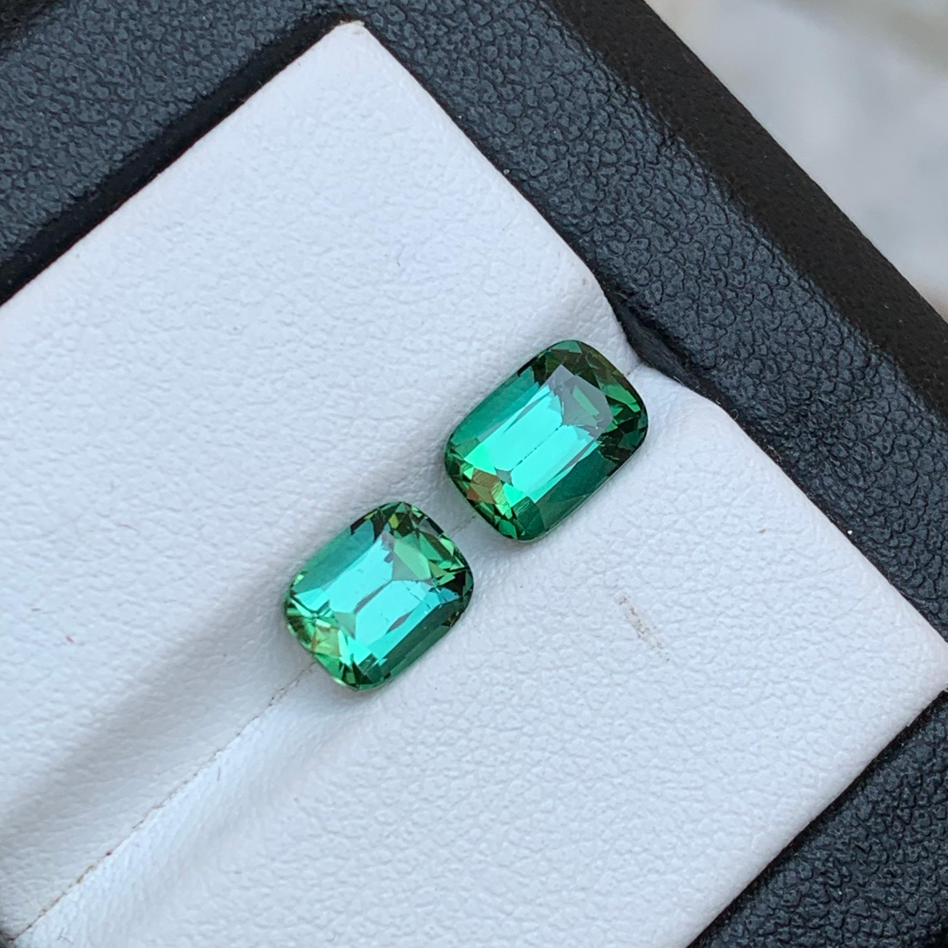 Contemporain Boucles d'oreilles en tourmaline naturelle vert bleuté taille coussin 3,10 carats en vente