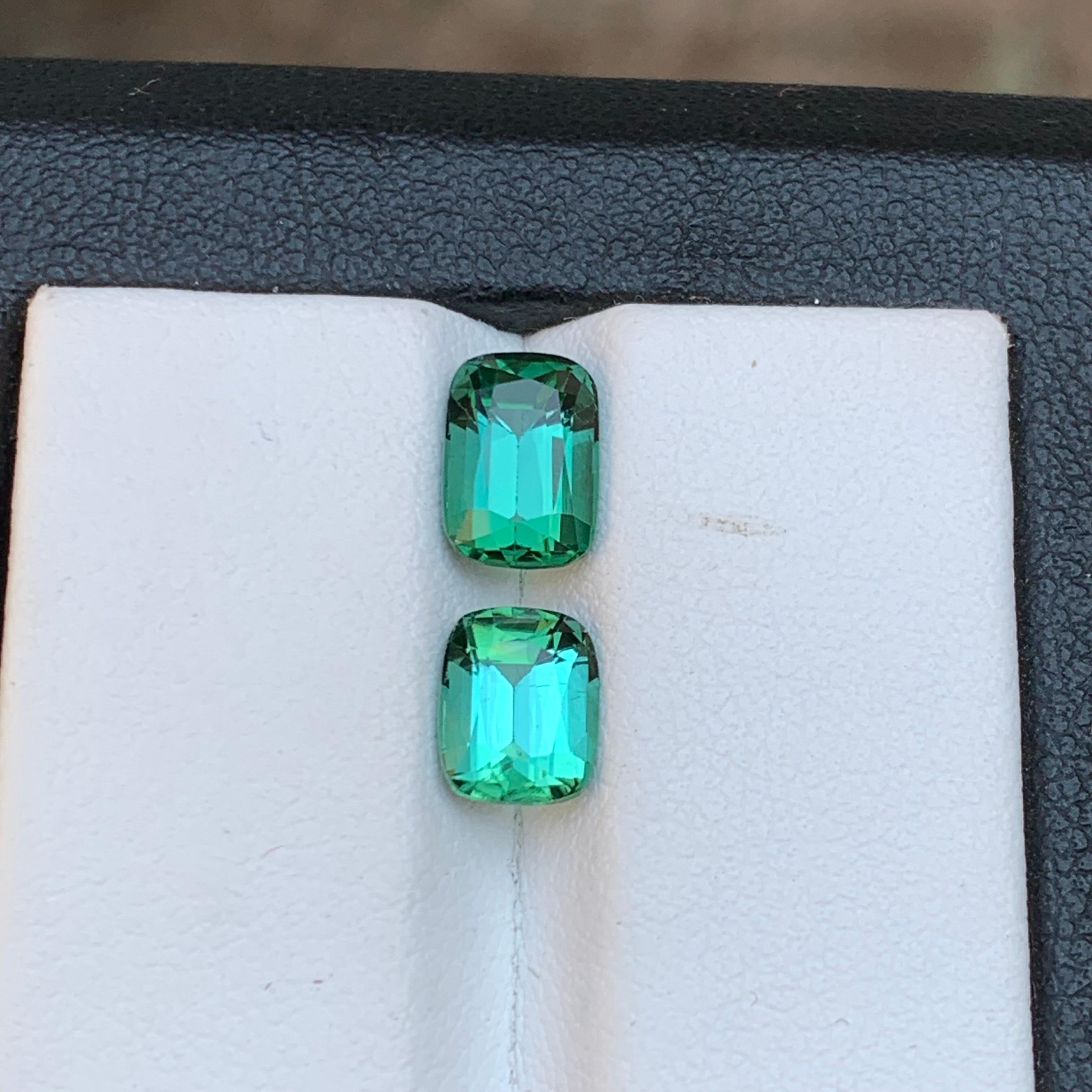 Taille coussin Boucles d'oreilles en tourmaline naturelle vert bleuté taille coussin 3,10 carats en vente