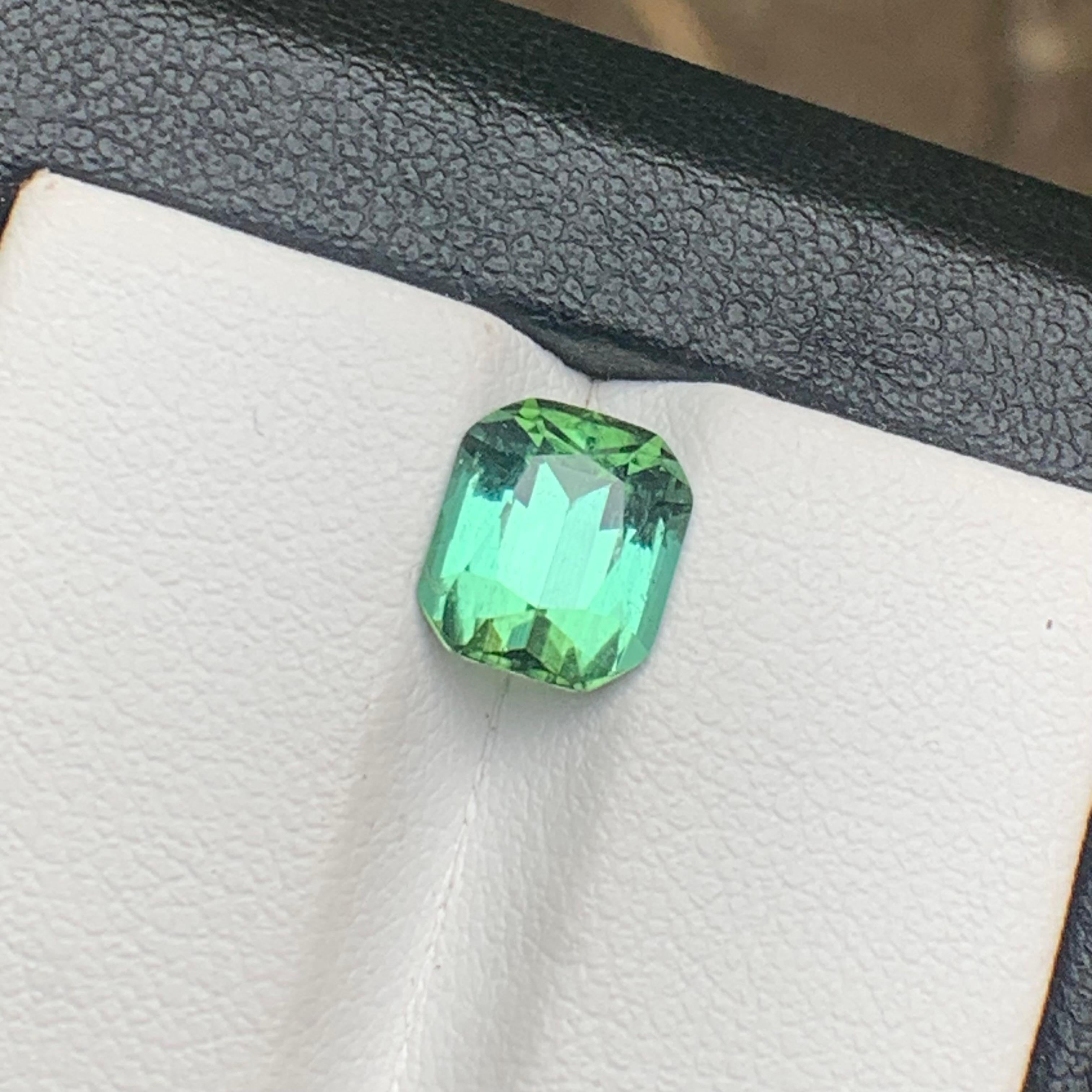 Contemporain Bague en tourmaline naturelle vert bleuté, pierre précieuse non sertie de 2.20 carats, taille coussin en vente