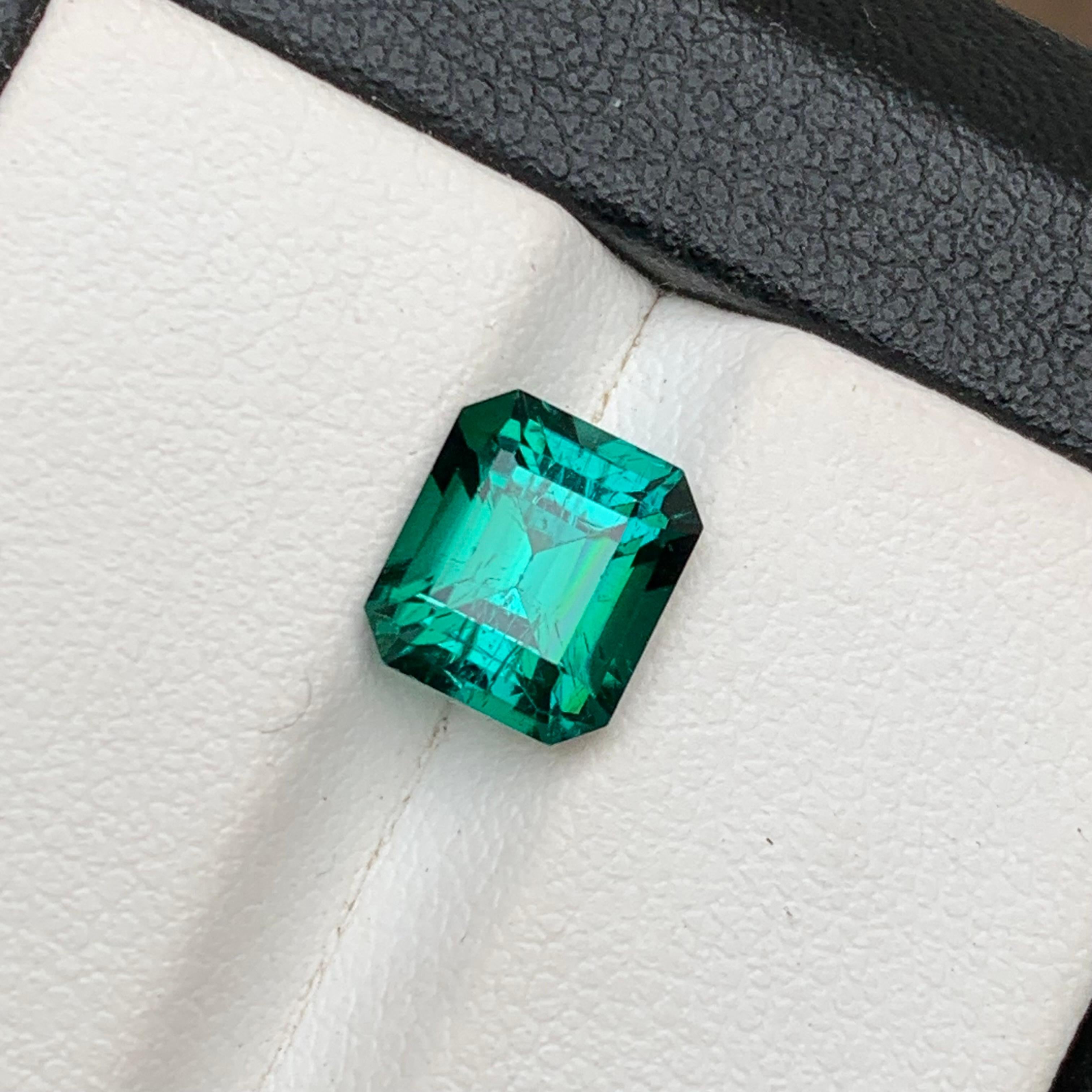Bluish Green Natural Tourmaline Ring Loose Gemstone 2.35 Ct Emerald Cut-Jewelry In New Condition For Sale In Peshawar, PK
