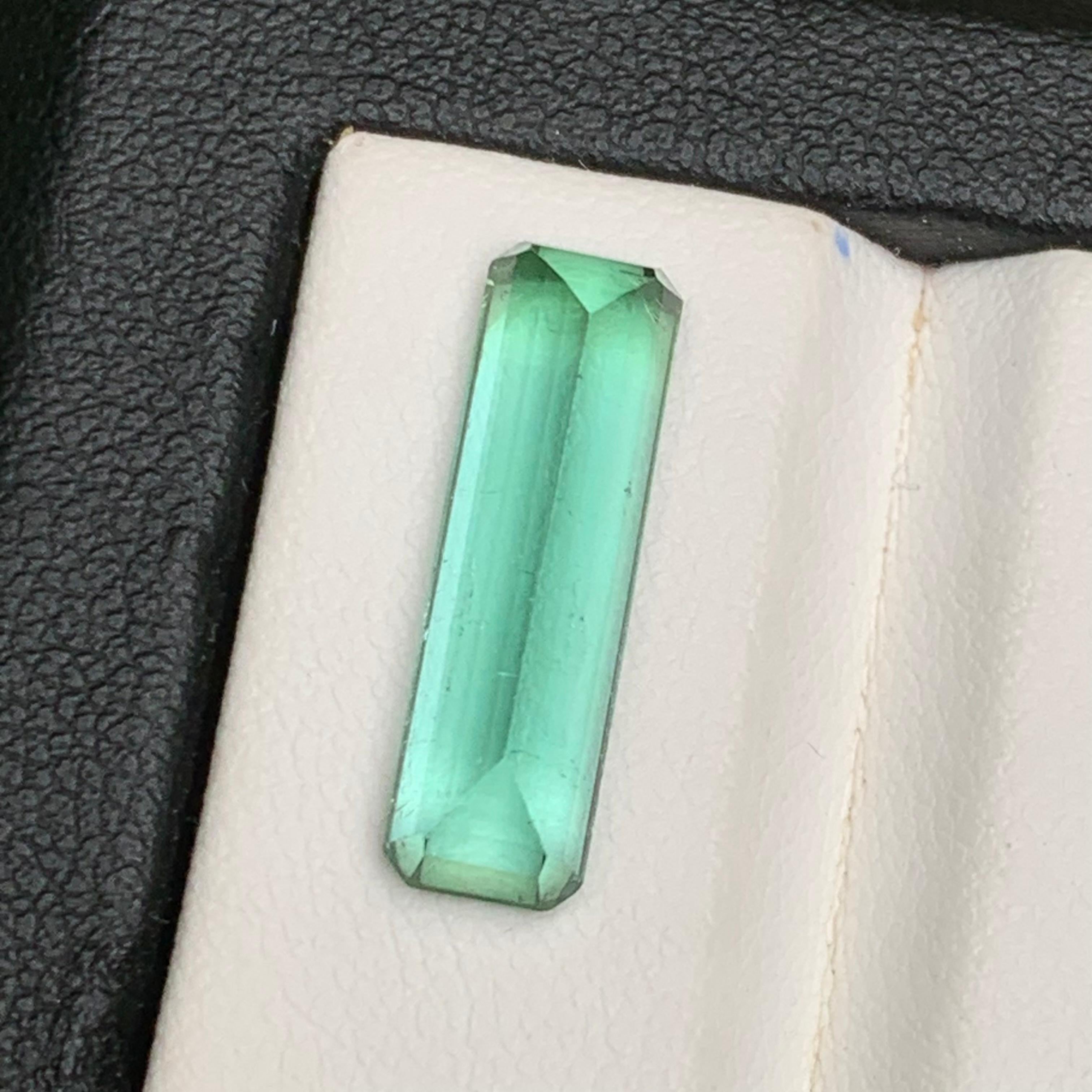 Bague en tourmaline naturelle vert bleuté, pierre précieuse non sertie de 5.25 carats, taille émeraude en vente 4