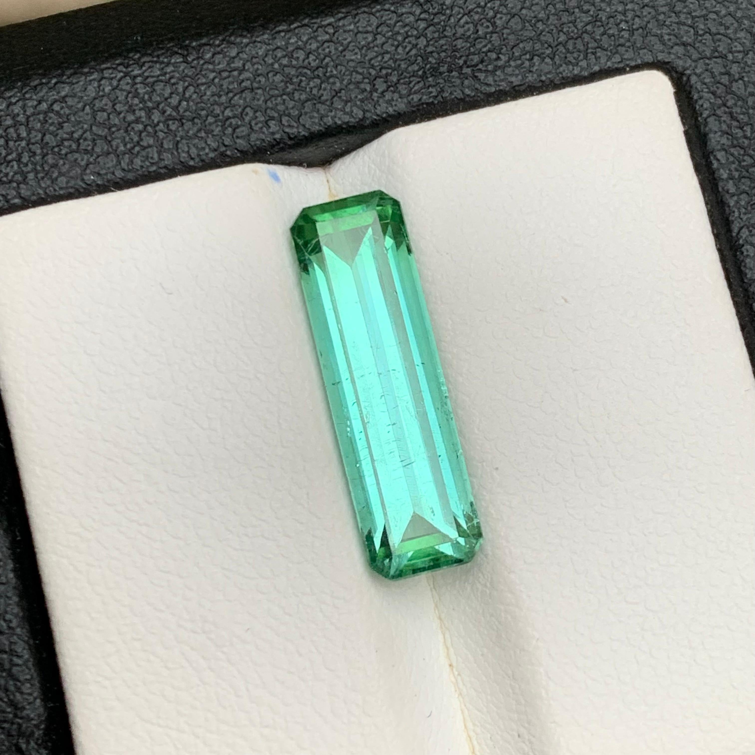 Contemporain Bague en tourmaline naturelle vert bleuté, pierre précieuse non sertie de 5.25 carats, taille émeraude en vente
