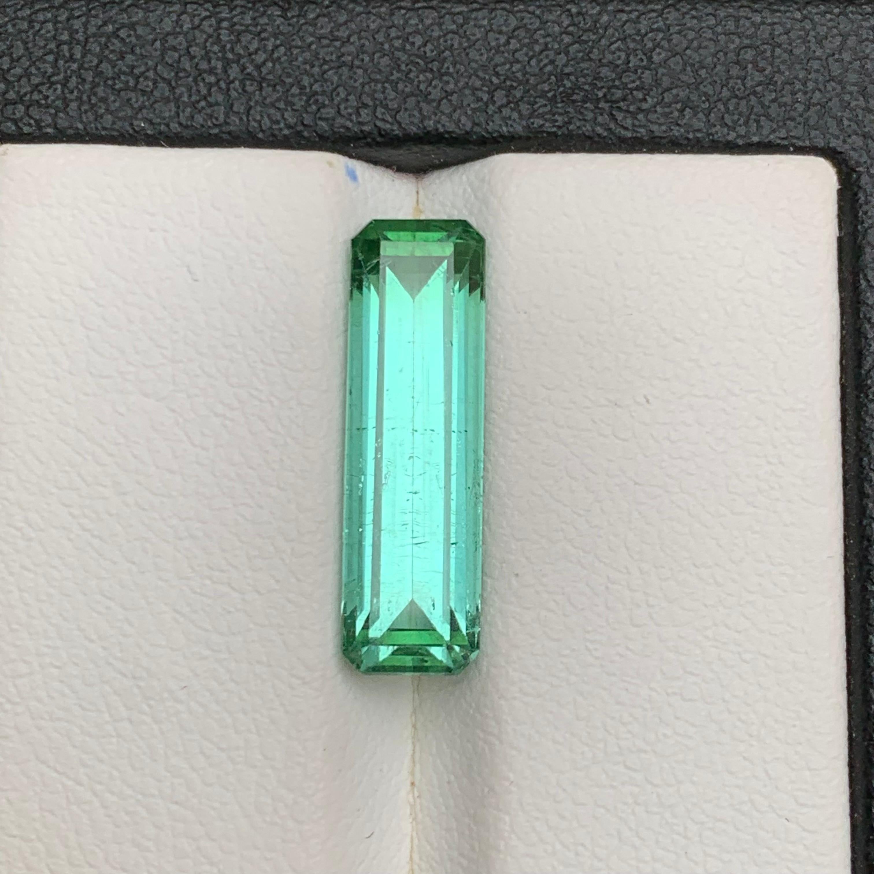 Taille émeraude Bague en tourmaline naturelle vert bleuté, pierre précieuse non sertie de 5.25 carats, taille émeraude en vente