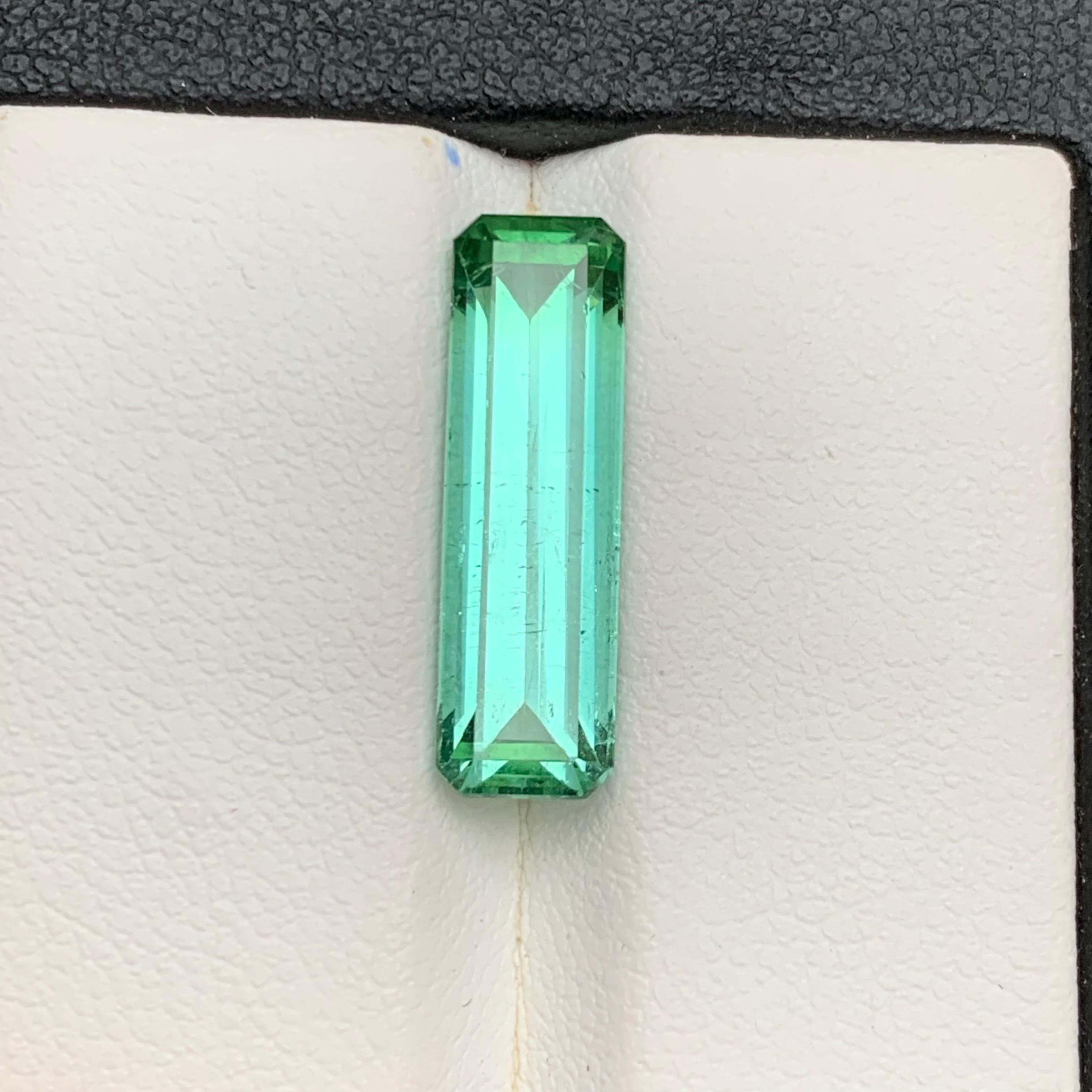 Bague en tourmaline naturelle vert bleuté, pierre précieuse non sertie de 5.25 carats, taille émeraude Unisexe en vente