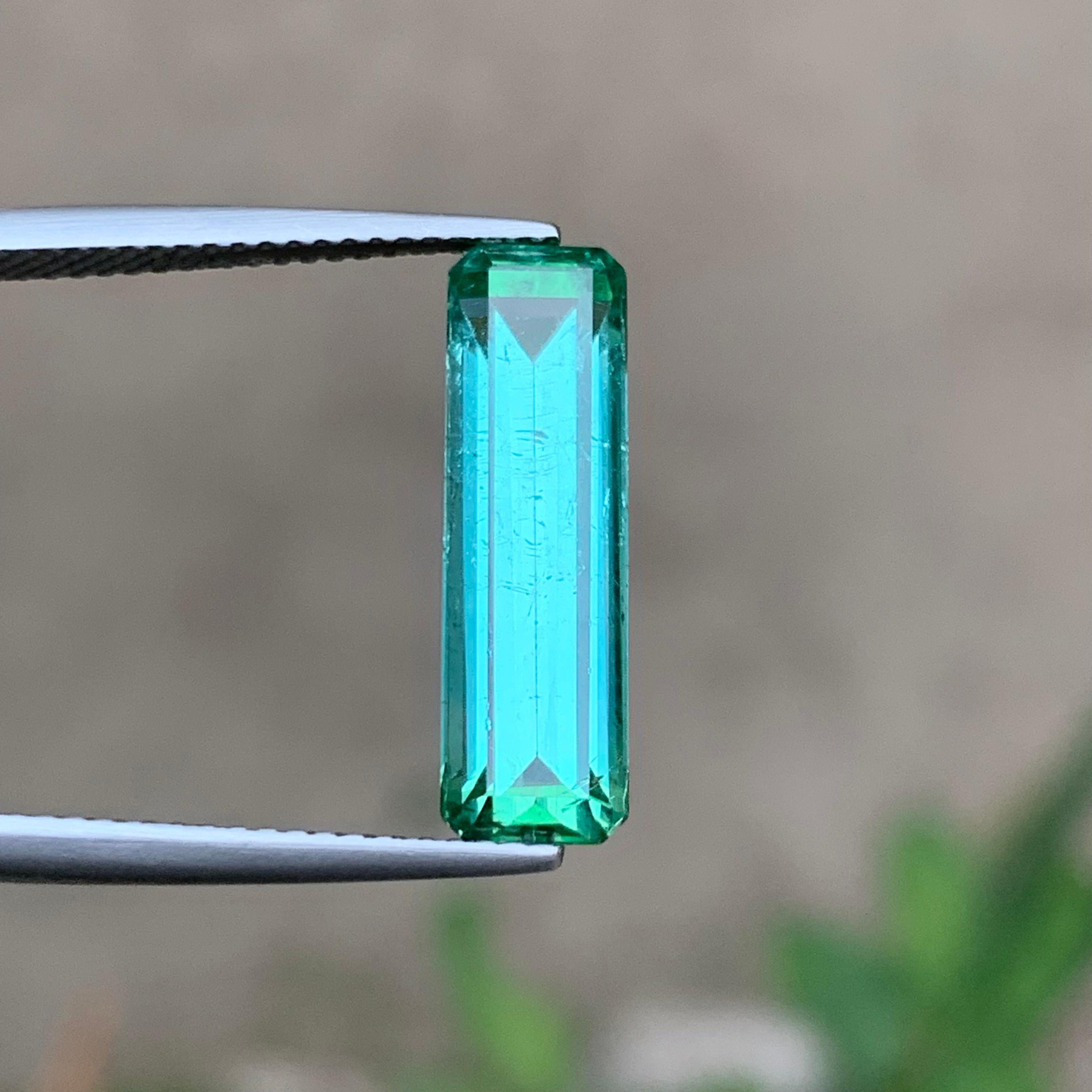 Bague en tourmaline naturelle vert bleuté, pierre précieuse non sertie de 5.25 carats, taille émeraude en vente 1