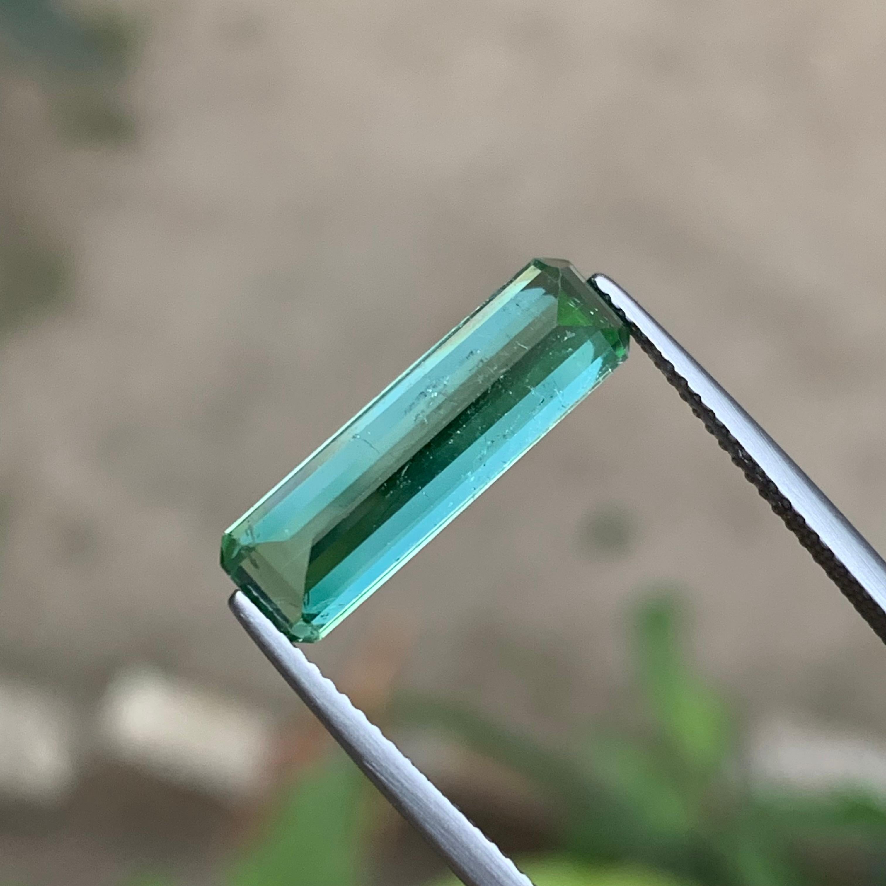 Bague en tourmaline naturelle vert bleuté, pierre précieuse non sertie de 5.25 carats, taille émeraude en vente 2