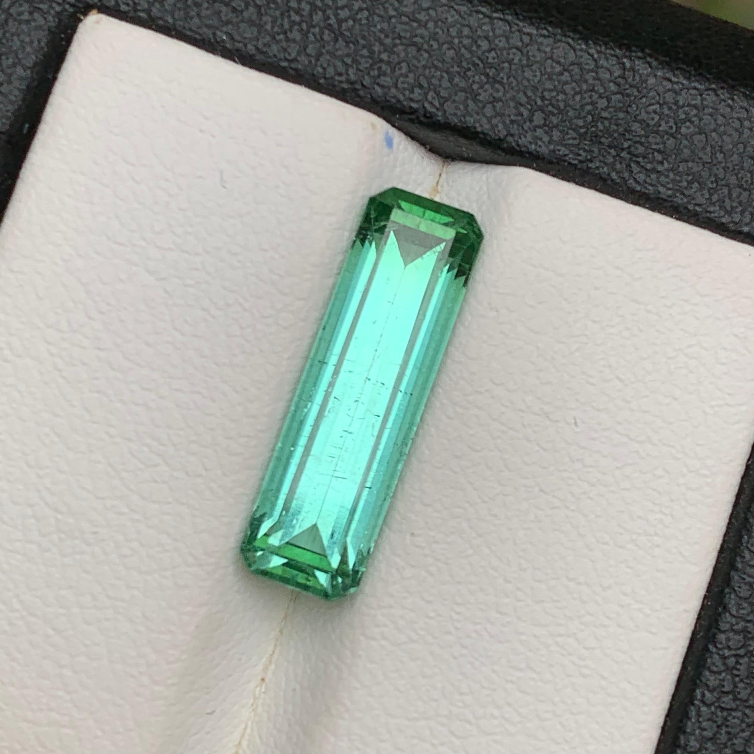 Bague en tourmaline naturelle vert bleuté, pierre précieuse non sertie de 5.25 carats, taille émeraude en vente 3