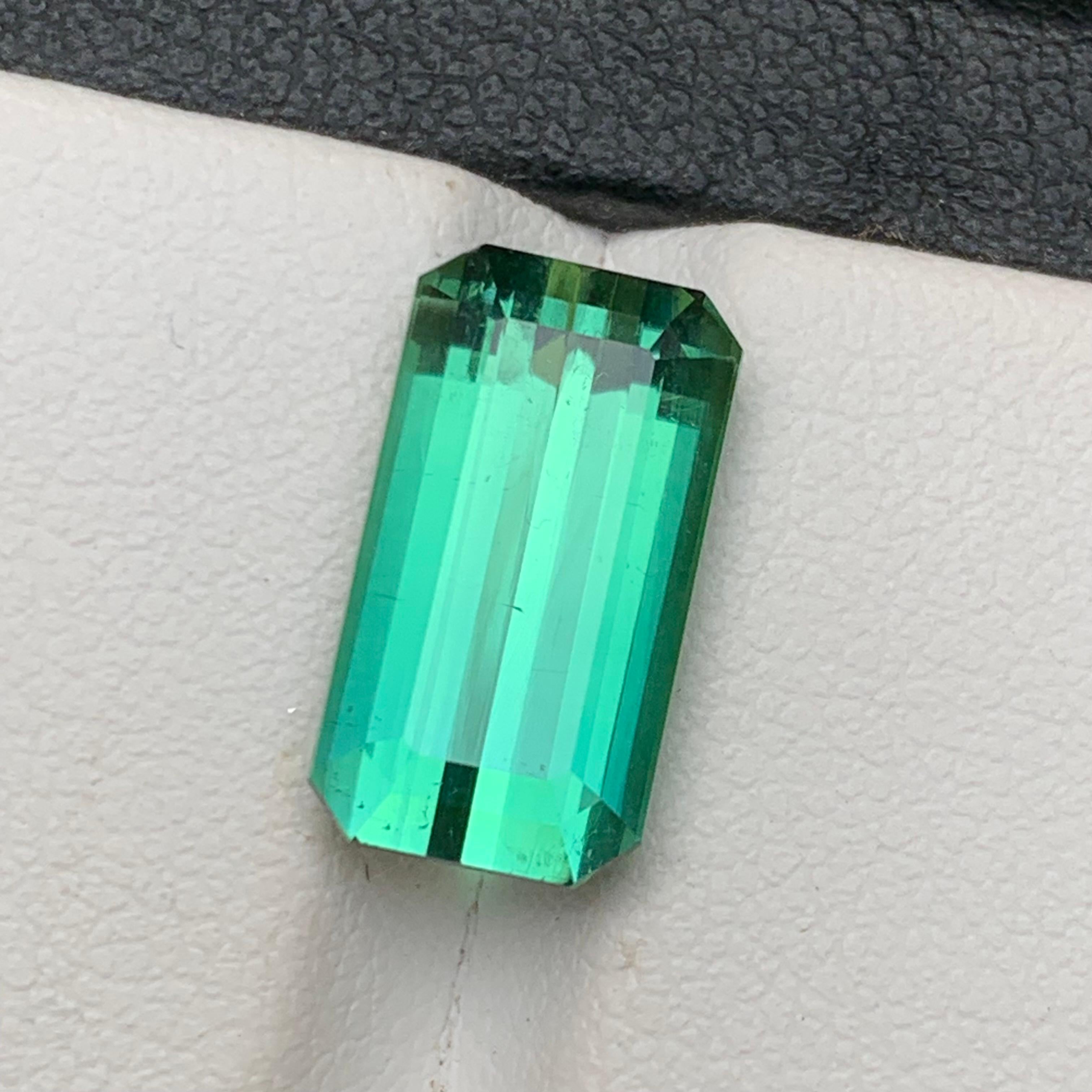 Tourmaline Naturelle Vert Bleu pour Bague, Collier, Pendentif, ou tout autre bijou - Taille émeraude de Kunar Afghanistan !!!
 
💎 TYPE DE PIERRE PRÉCIEUSE : Tourmaline
⚖️ POIDS : 6,80 Carats
🪚 SHAPE & CUT : Taille émeraude
📏 TAILLE (MM) : 14,20 x