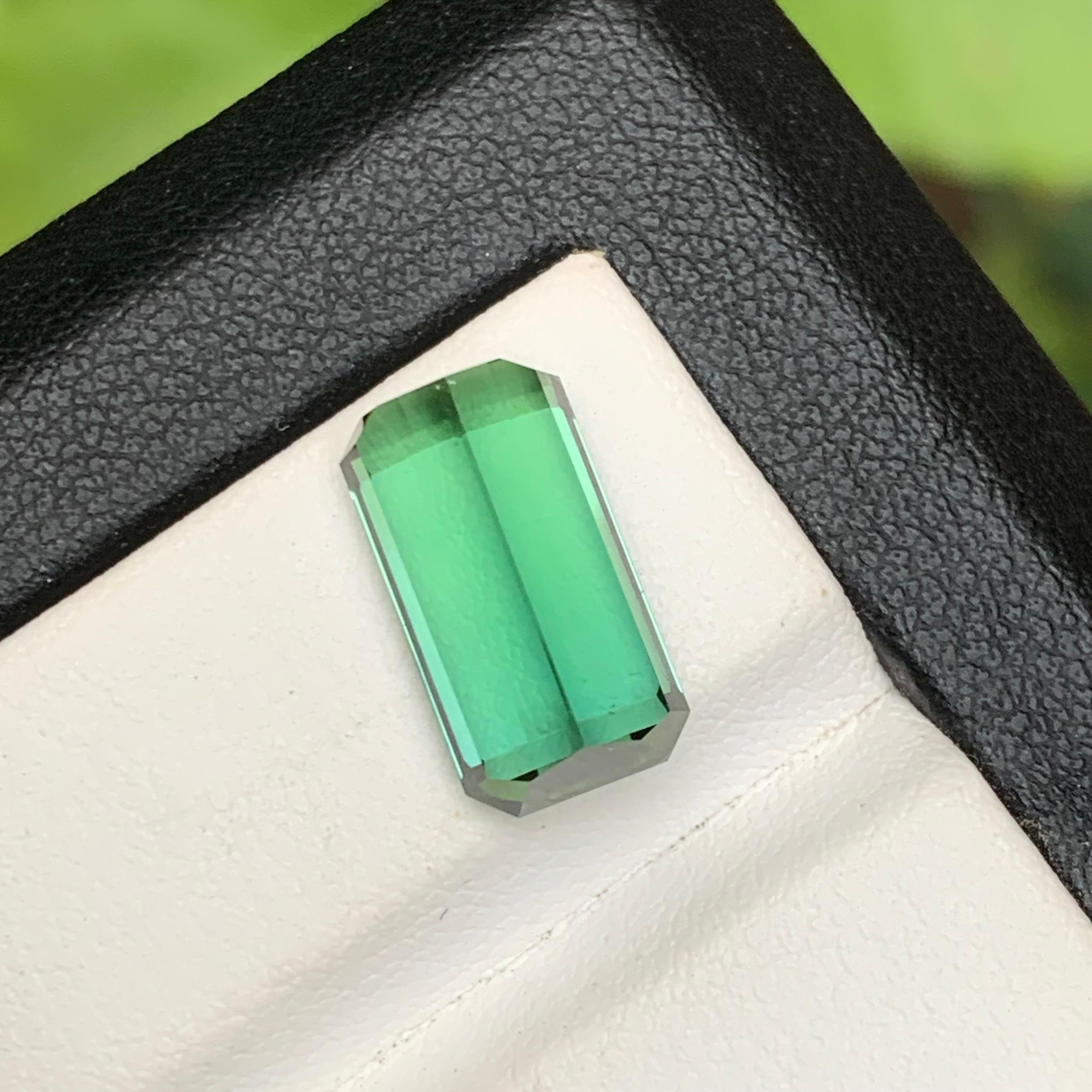Taille émeraude Bague et pendentif en tourmaline naturelle vert bleuté, pierre précieuse non sertie taille émeraude 6,80 carats en vente